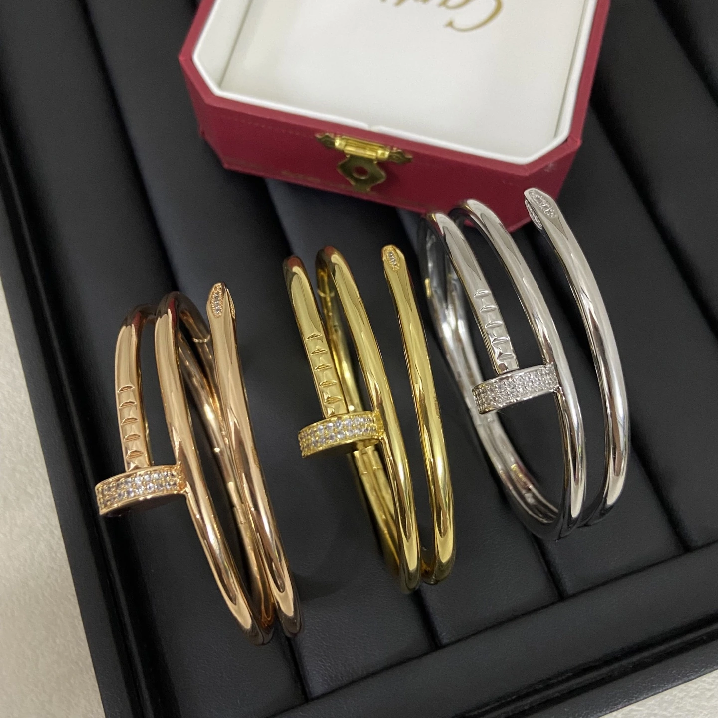 Cartier(カルティエ / Cartier)ブレスレット KDSZM0010-086新作三圈ダイヤモンド留め钉子ブレスレット 品番:DCM255508