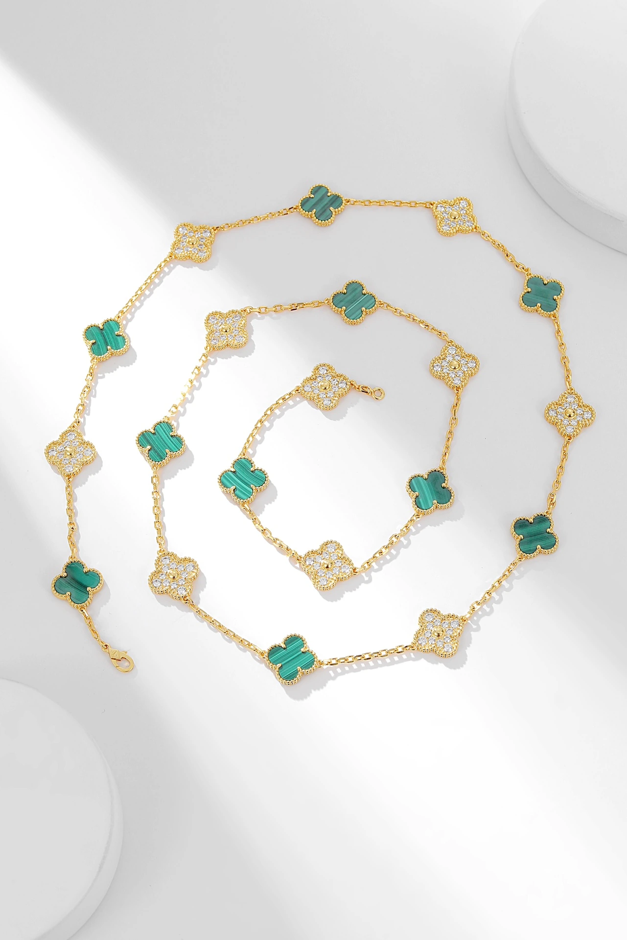 Van Cleef & Arpels(ヴァンクリーフ&アーペル / VCA)クローバー 四季を通じて着用したいネックレス 、二十花ダイヤ間マラカイトイエローゴールドネックレス Alhumbra Vintage シングルフラワーが定番になりつつある今 20フラワーは四季を通じて活躍する最適な選択 パジャマ姿でもtTシャツで街歩きする時にも着用可能、2連の着用方