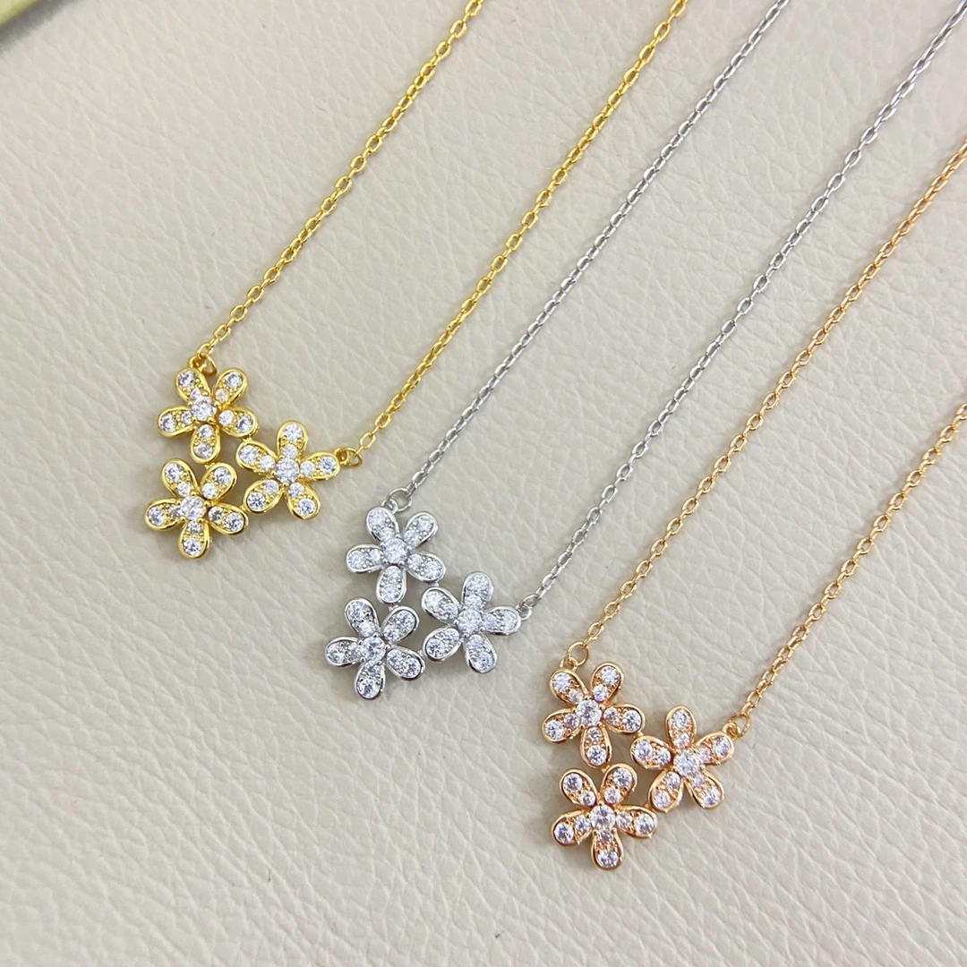 Van Cleef & Arpels(ヴァンクリーフ&アーペル / VCA)ネックレス 新作フルパヴェシャムロックネックレス 品番:BHH135309