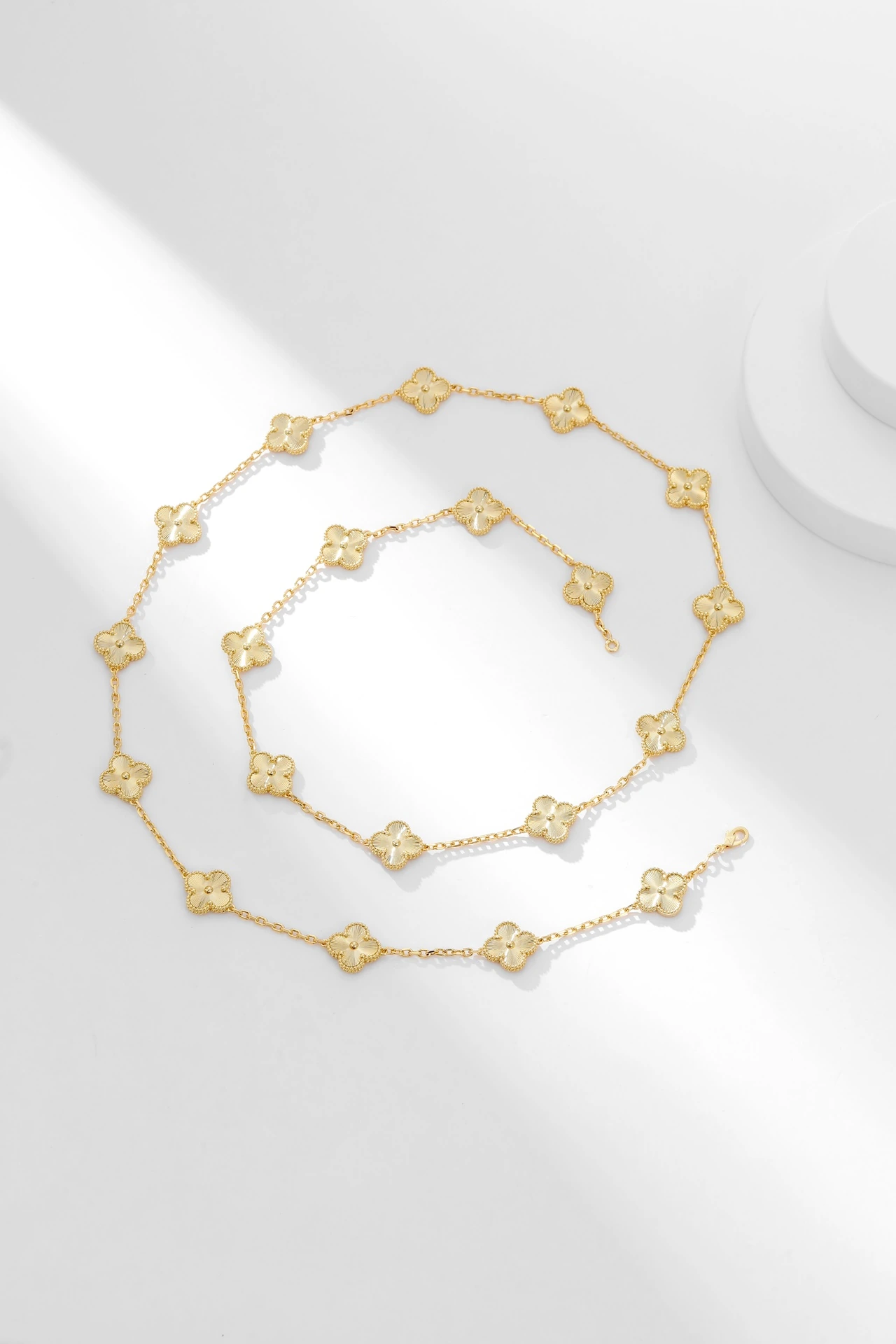 Van Cleef & Arpels(ヴァンクリーフ&アーペル / VCA)四季を通じて着用したいネックレス 、二十花雕花イエローゴールドネックレス Alhumbra Vintage シングルフラワーが定番になりつつある今 20フラワーは四季を通じて活躍する最適な選択 パジャマ姿でもtTシャツで街歩きする時にも着用可能、2連の着用方法法を自由に切り替え可能