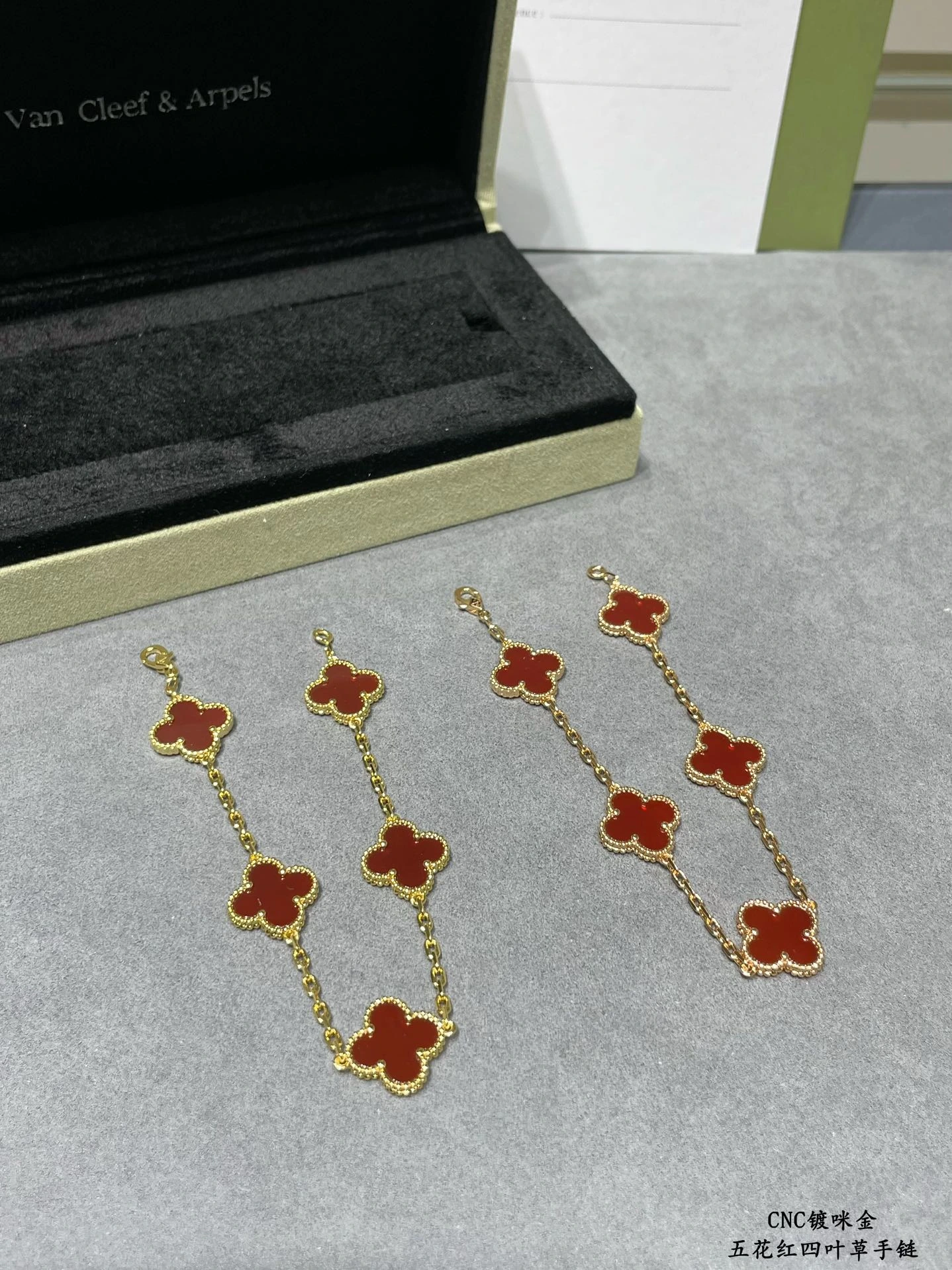 Van Cleef & Arpels(ヴァンクリーフ&アーペル / VCA)VCA五花ハイグレード红メノウクローバーブレスレット🍀🍀🍀クローバー このシリーズは躍動のなデザイン、ラインが流れるように美しい、着用しやすい。無限のコーディネートの可能性を演出、すべての女性の人生に豊かな彩りをもたらします