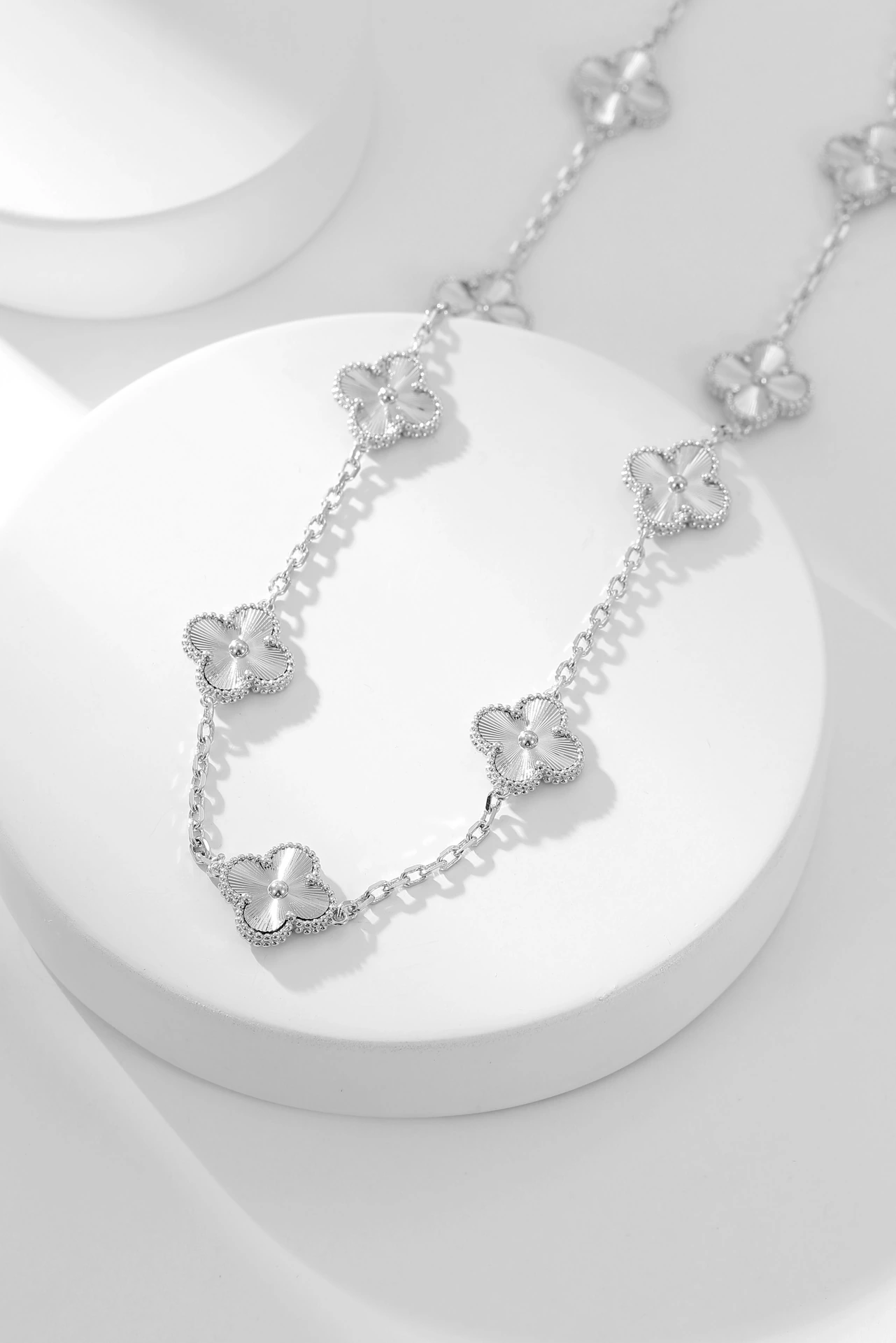 Van Cleef & Arpels(ヴァンクリーフ&アーペル / VCA)四季を通じて着用したいネックレス 、二十花雕花ホワイトゴールドネックレス Alhumbra Vintage シングルフラワーが定番になりつつある今 20フラワーは四季を通じて活躍する最適な選択 パジャマ姿でもtTシャツで街歩きする時にも着用可能、2連の着用方法法を自由に切り替え可能