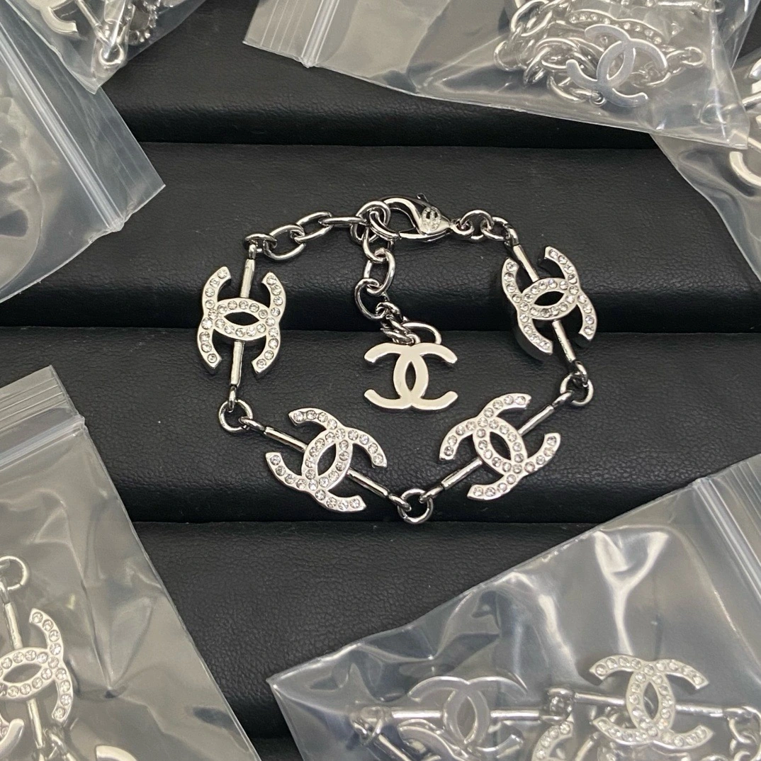 Chanel(シャネル / Chanel)Chanel(シャネル / Chanel)双Cフルパヴェ竹节ブレスレット入荷
