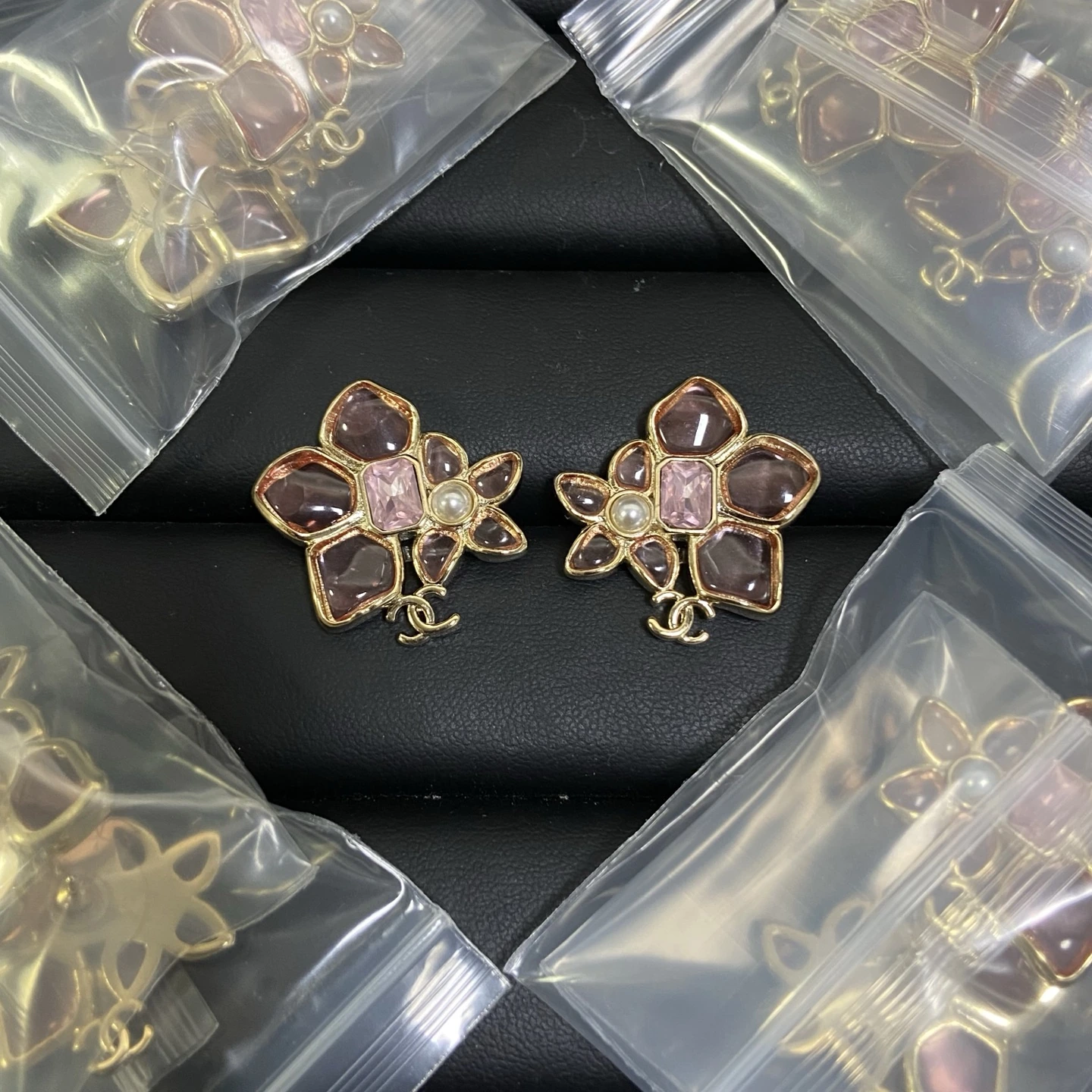 Chanel(シャネル / Chanel)Chanel(シャネル / Chanel)新作26cピンクガラスフラワーピアス入荷