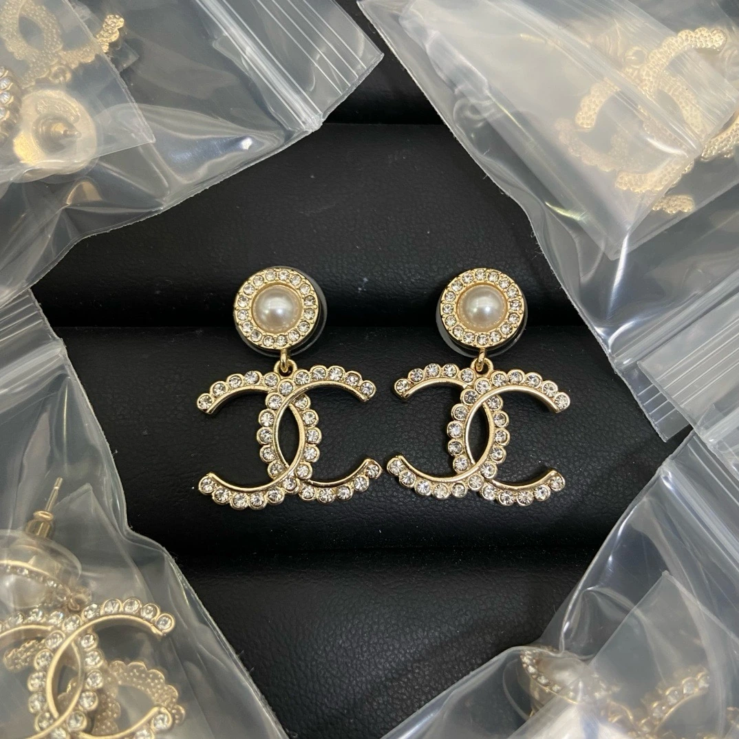 Chanel(シャネル / Chanel)Chanel(シャネル / Chanel)双Cフルパヴェパールピアス入荷