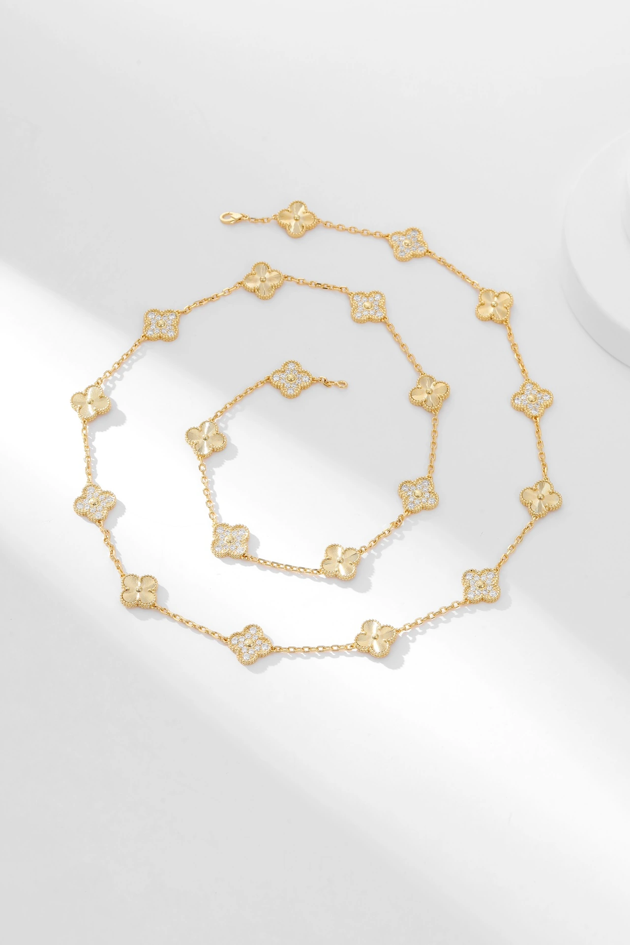Van Cleef & Arpels(ヴァンクリーフ&アーペル / VCA)四季を通じて着用したいネックレス 、二十花ダイヤ間雕花イエローゴールドネックレス Alhumbra Vintage シングルフラワーが定番になりつつある今 20フラワーは四季を通じて活躍する最適な選択 パジャマ姿でもtTシャツで街歩きする時にも着用可能、2連の着用方法法を自由に切り替