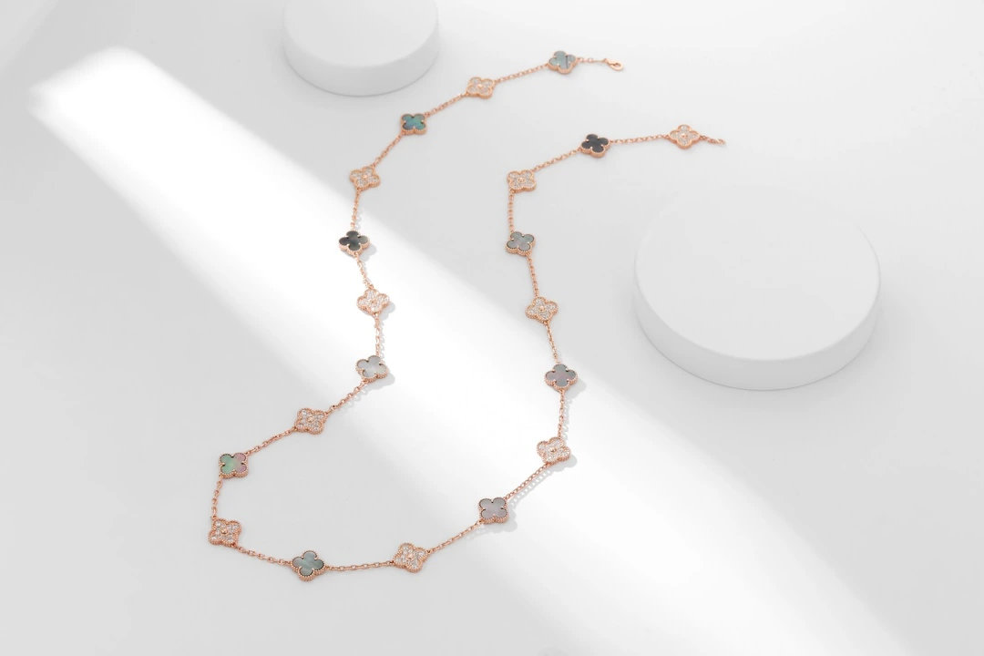 Van Cleef & Arpels(ヴァンクリーフ&アーペル / VCA)四季を通じて着用したいネックレス 、二十花ダイヤ間灰マザーオブパールローズゴールドネックレス Alhumbra Vintage シングルフラワーが定番になりつつある今 20フラワーは四季を通じて活躍する最適な選択 パジャマ姿でもtTシャツで街歩きする時にも着用可能、2連の着用方法法を