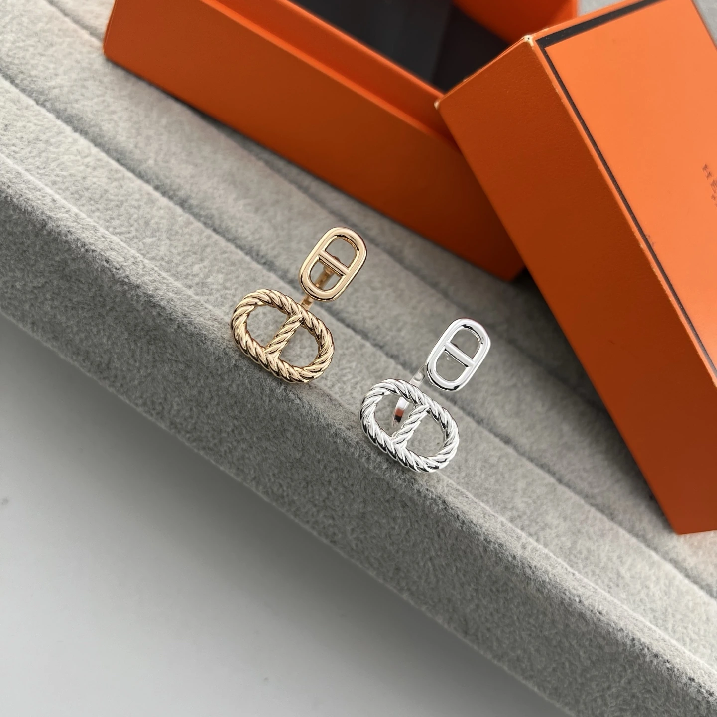 Hermès(エルメス / Hermès) 新作入荷 纽纹光金ピッグノーズオープンリング カラー:ホワイトゴールド ローズゴールド