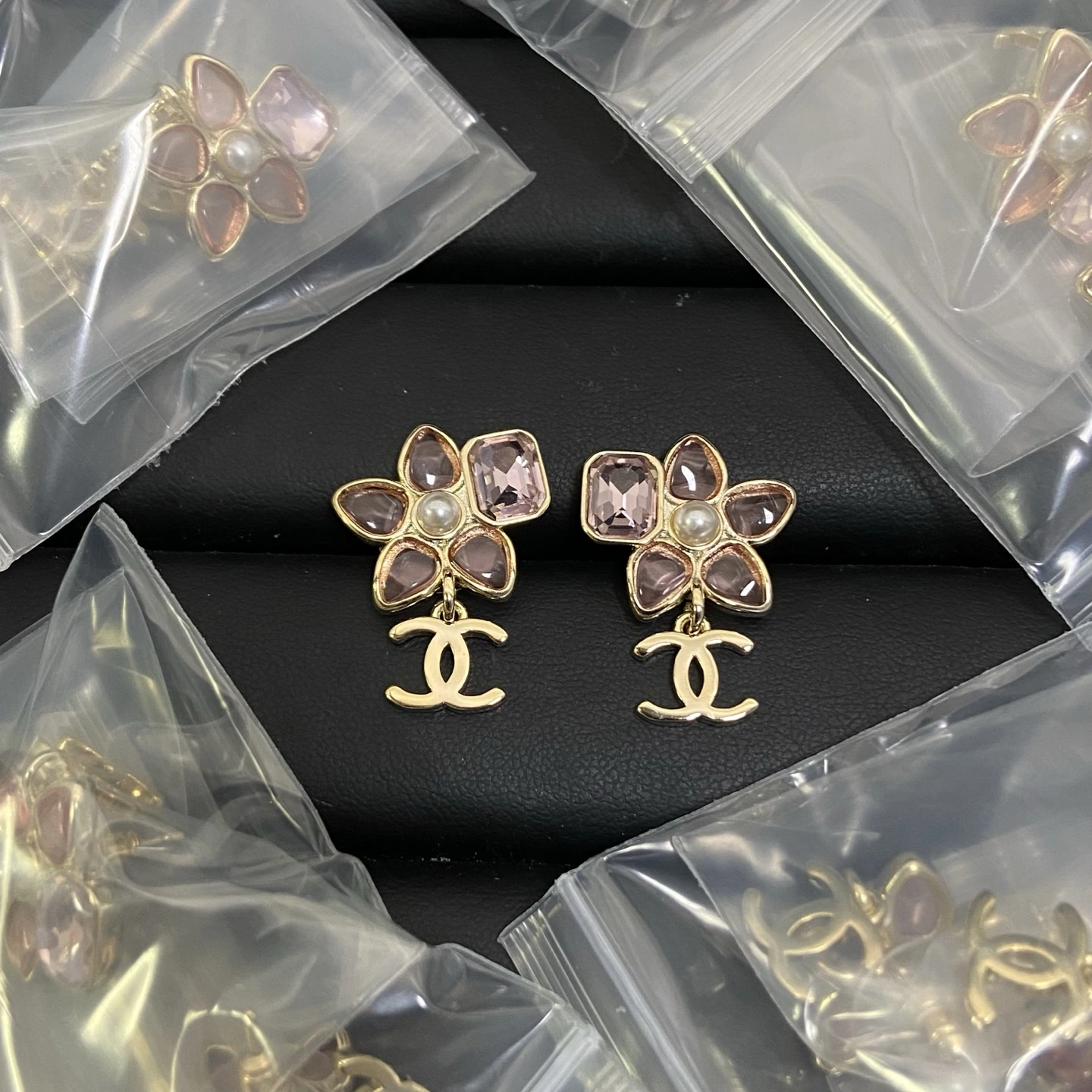 Chanel(シャネル / Chanel)Chanel(シャネル / Chanel)新作26cピンク双Cガラスフラワーピアス入荷
