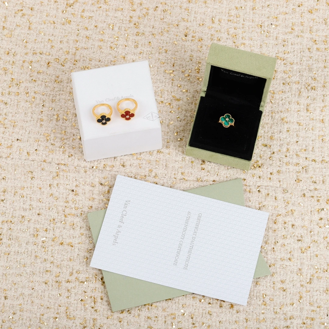 Van Cleef & Arpels(ヴァンクリーフ&アーペル / VCA)VCAクローバーダイヤ付きリング✅