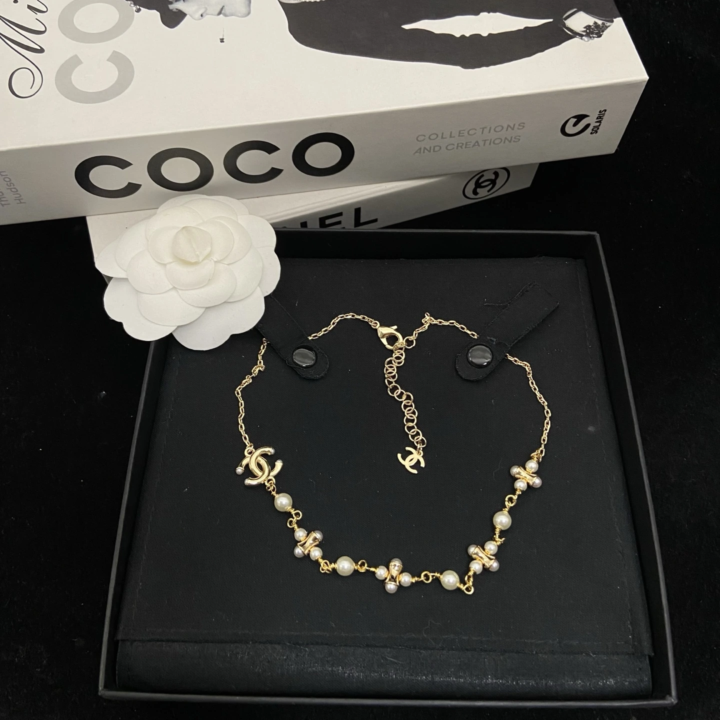 🦢Chanel(シャネル / Chanel)Chanel(シャネル / Chanel)26p新作ダブルCベビーパールネックレス 丸みのあるボリュームたっぷりのメタルcc縁に小さなパールをあしらい パールチェーンを配し デイリーコーディネートとてもok 質感抜群 迷わず購入☑️