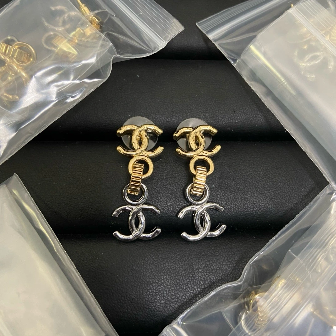 Chanel(シャネル / Chanel)Chanel(シャネル / Chanel)26p双C拼色ピアス入荷(スモール)