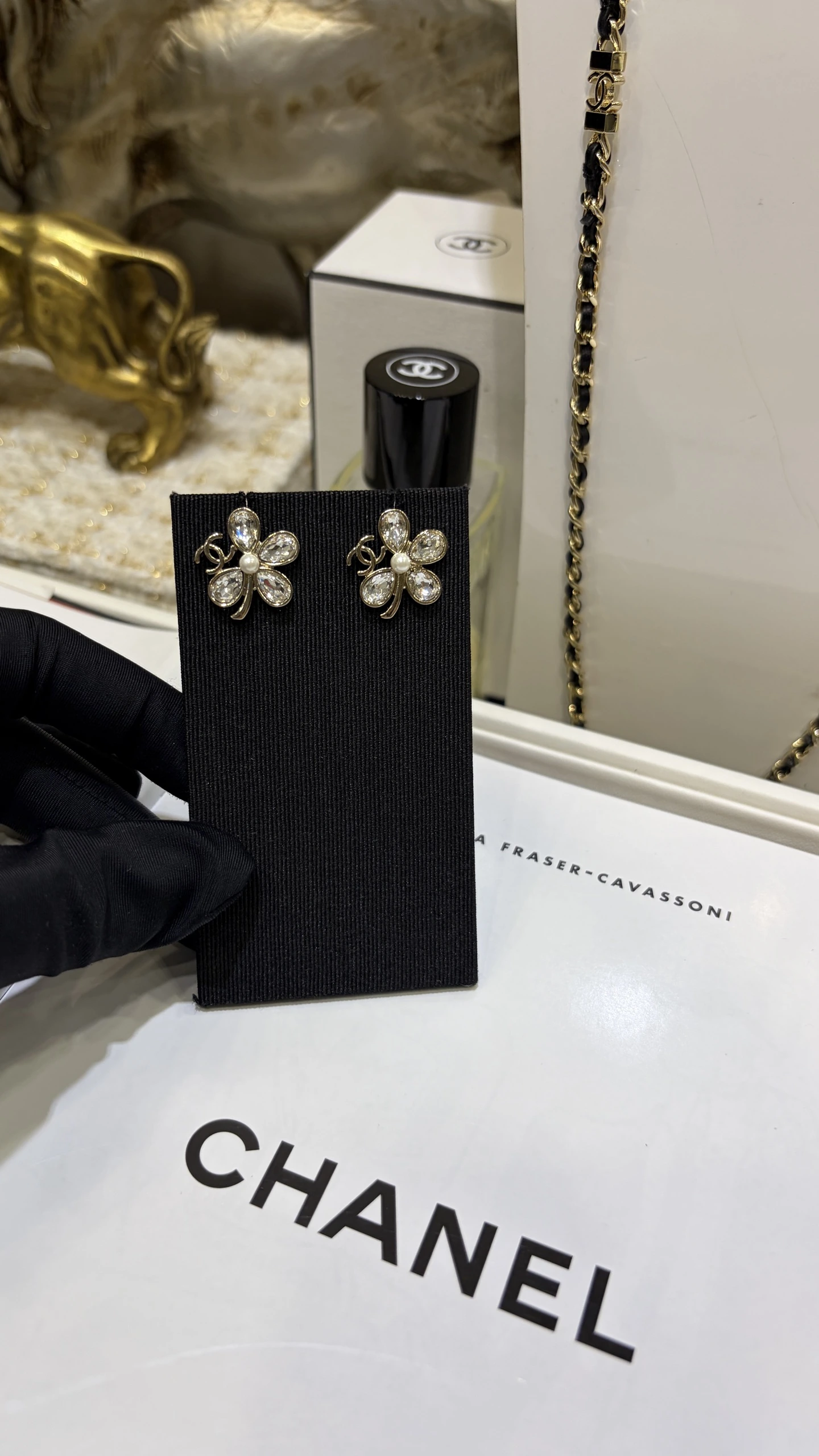 chanel 26PゴールドフルパヴェダブルCクローバークリスタルピアス ドロップダイヤで構成されたクローバー🍀大きさがちょうど良くとてもキュート デザインがとてもフェアリー、クリスタルが超煌めき、着用すると超素敵