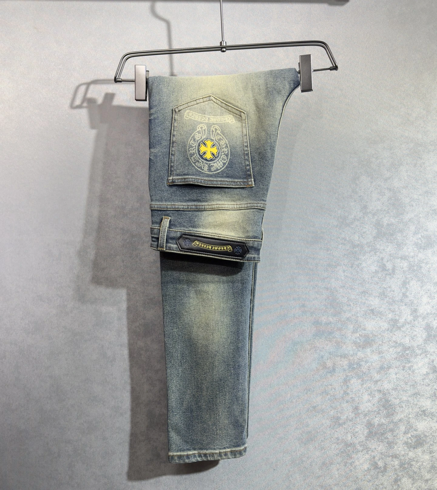 Chrome Hearts(クロムハーツ) デニムパンツ。シーズン/対象:2026。素材:デニム。仕様:ウォッシュ加工。サイズ:29-40