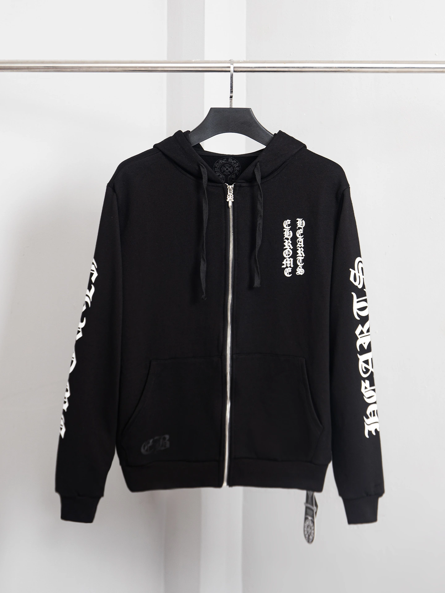 Chrome Hearts(クロムハーツ) アウター。品番:PJ0289。シーズン/対象:秋冬。仕様:プリント・ウォッシュ加工・フード付き・ロゴ。カラー:ホワイト・ブラック。サイズ:S/M/L/XL。ポイント:オリジナル仕様