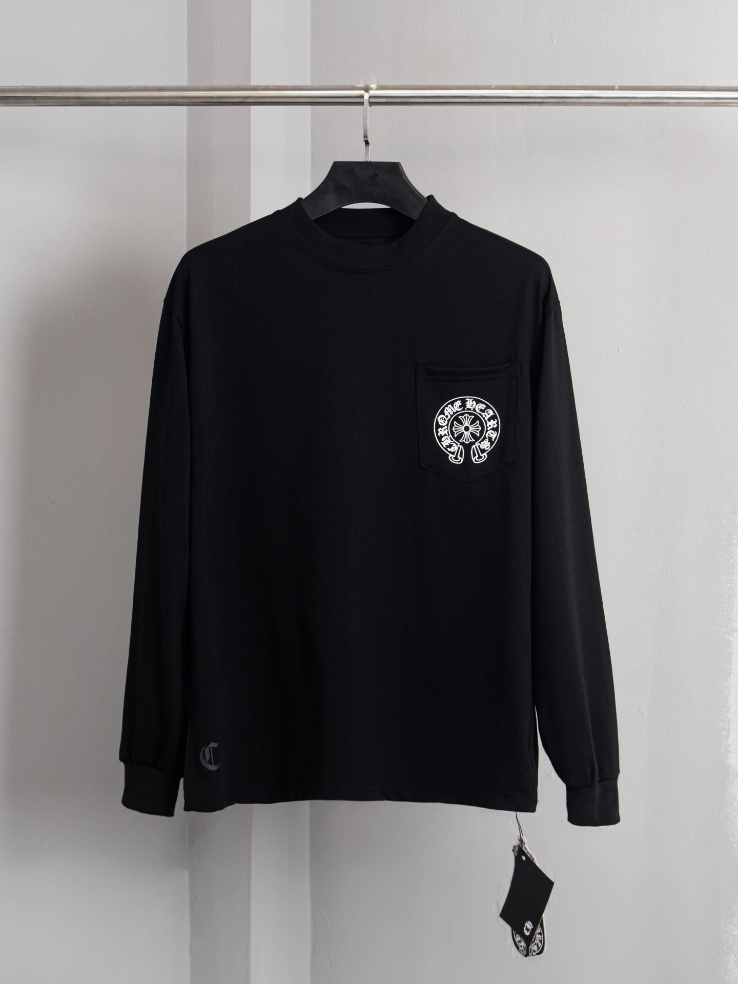Chrome Hearts(クロムハーツ) ロングスリーブトップス。品番:PJ0218。シーズン/対象:秋冬。仕様:ホースシューモチーフ・ウォッシュ加工・クルーネック。カラー:ホワイト・ブラック。サイズ:S/M/L/XL。ポイント:オリジナル仕様