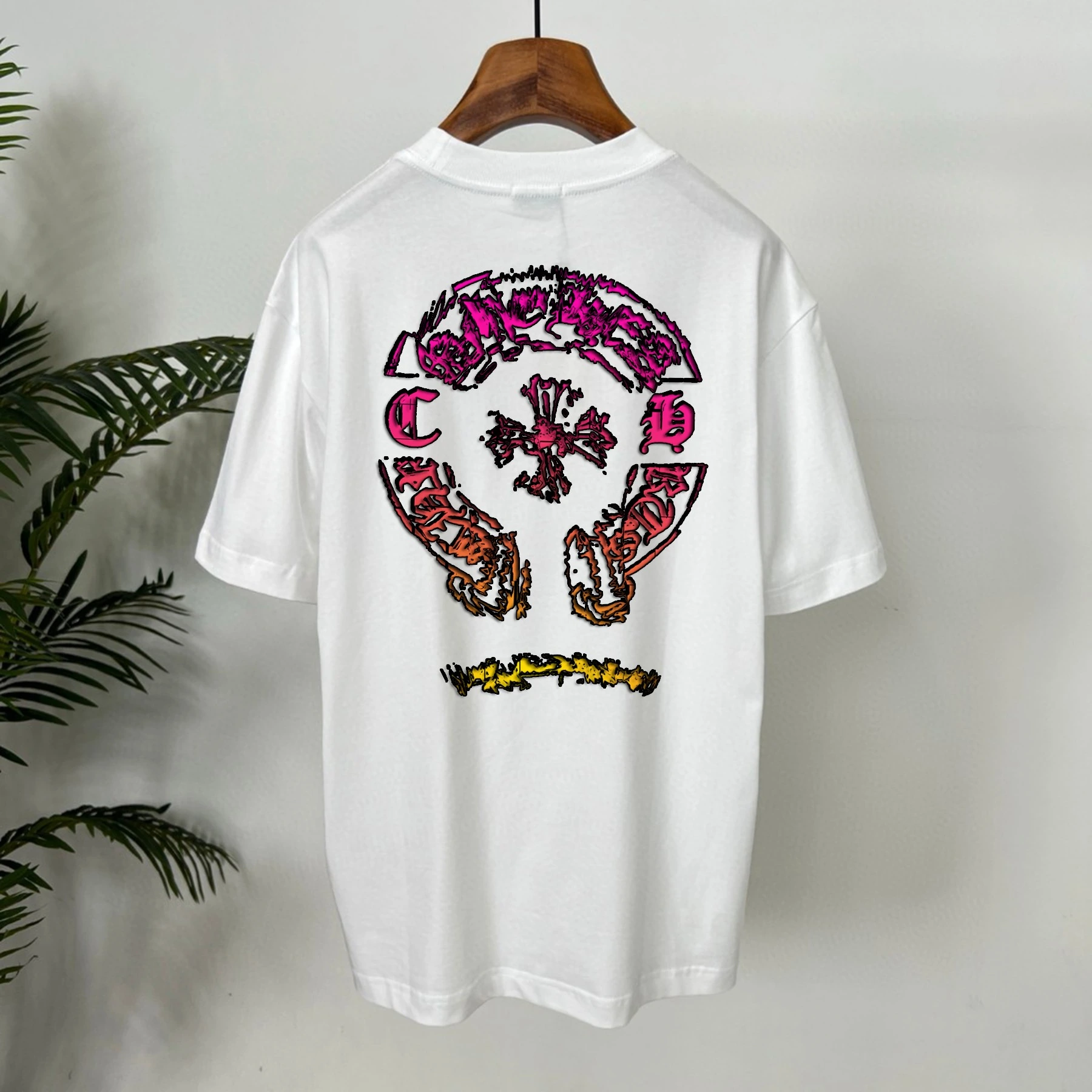 Chrome Hearts(クロムハーツ) Tシャツ。シーズン/対象:ユニセックス。素材:コットン・裏毛。仕様:ホースシューモチーフ・プリント・クルーネック・リラックスフィット・ロゴ。カラー:ホワイト・ブラック。サイズ:S-XXL