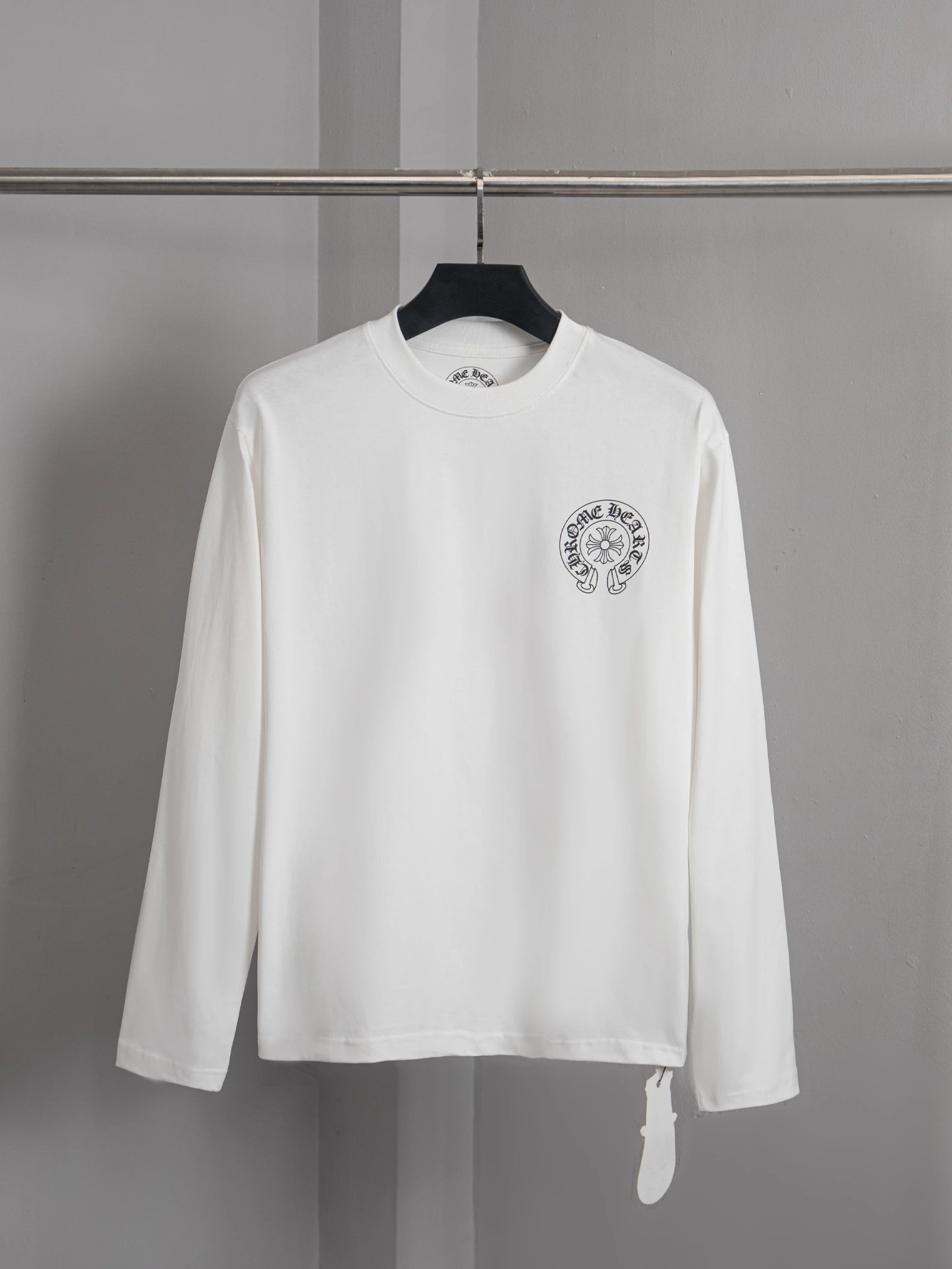 Chrome Hearts(クロムハーツ) ロングスリーブトップス。品番:PJ0251。シーズン/対象:秋冬。仕様:ホースシューモチーフ・プリント・ウォッシュ加工・クルーネック。カラー:ホワイト・ブラック。サイズ:S/M/L/XL。ポイント:オリジナル仕様