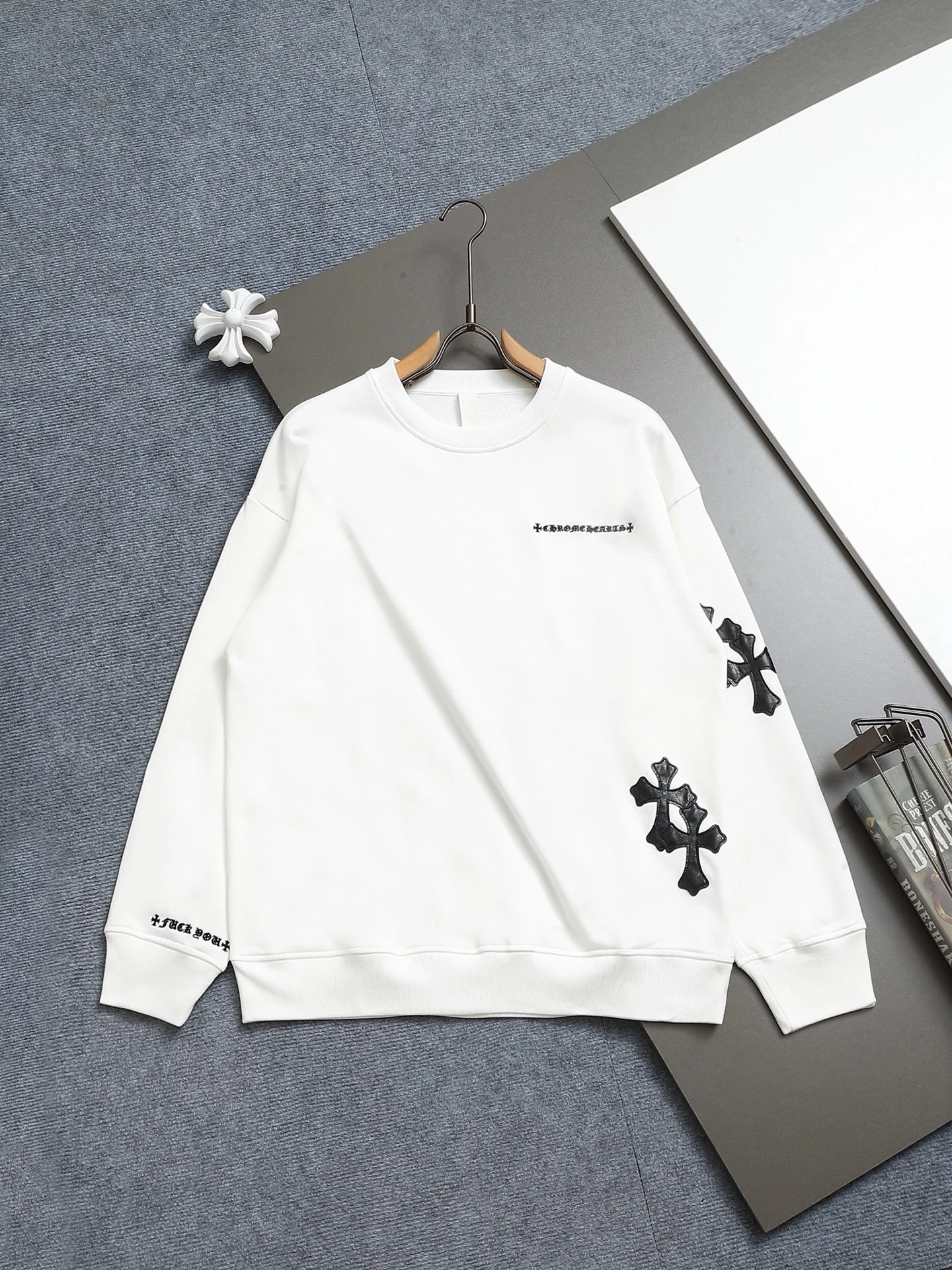 Chrome Hearts(クロムハーツ) スウェット。シーズン/対象:ユニセックス。仕様:刺繍・クロスモチーフ・クルーネック・リラックスフィット。カラー:ホワイト・ブラック。サイズ:XS-L