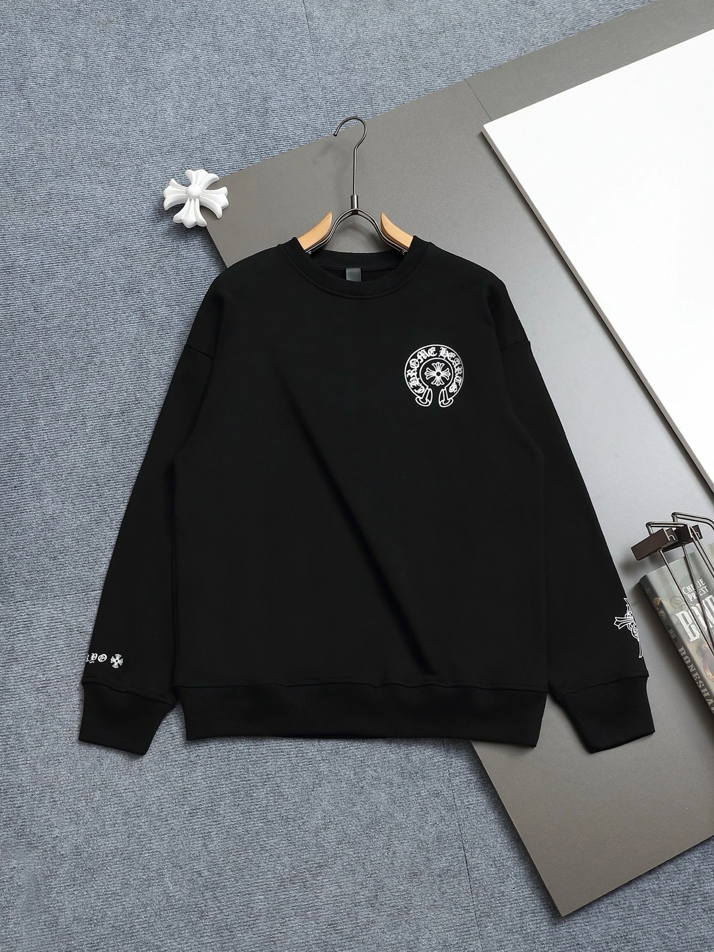 Chrome Hearts(クロムハーツ) スウェット。シーズン/対象:ユニセックス。仕様:クロスモチーフ・ホースシューモチーフ・プリント・クルーネック・リラックスフィット・ロゴ。カラー:ホワイト・ブラック。サイズ:XS-L