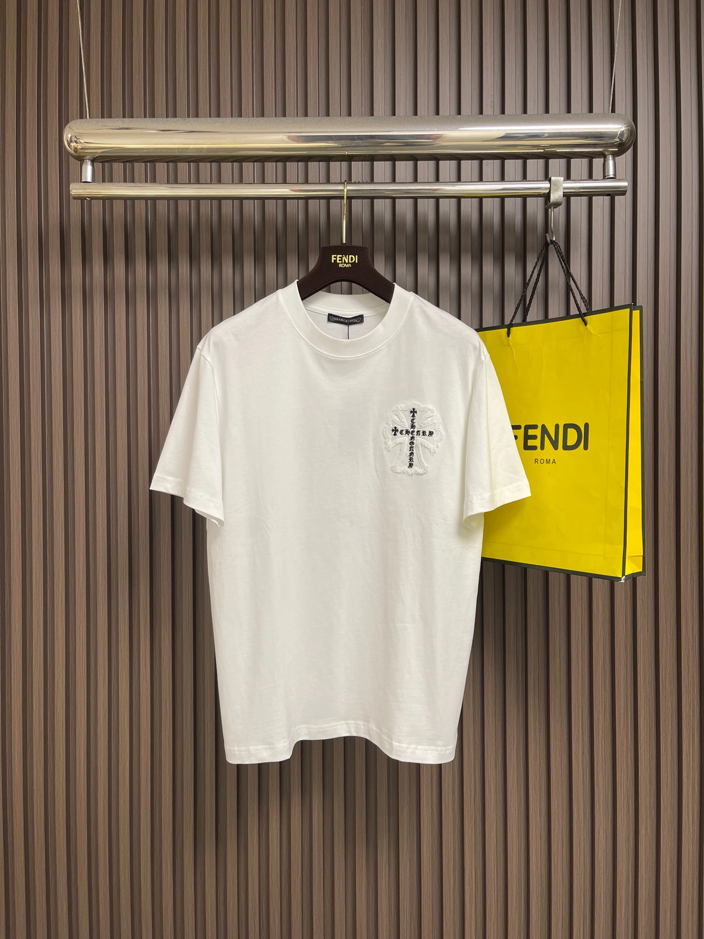 Chrome Hearts(クロムハーツ) Tシャツ。シーズン/対象:2026・春夏・ユニセックス。仕様:刺繍・クロスモチーフ・ロゴ。サイズ:M-3XL