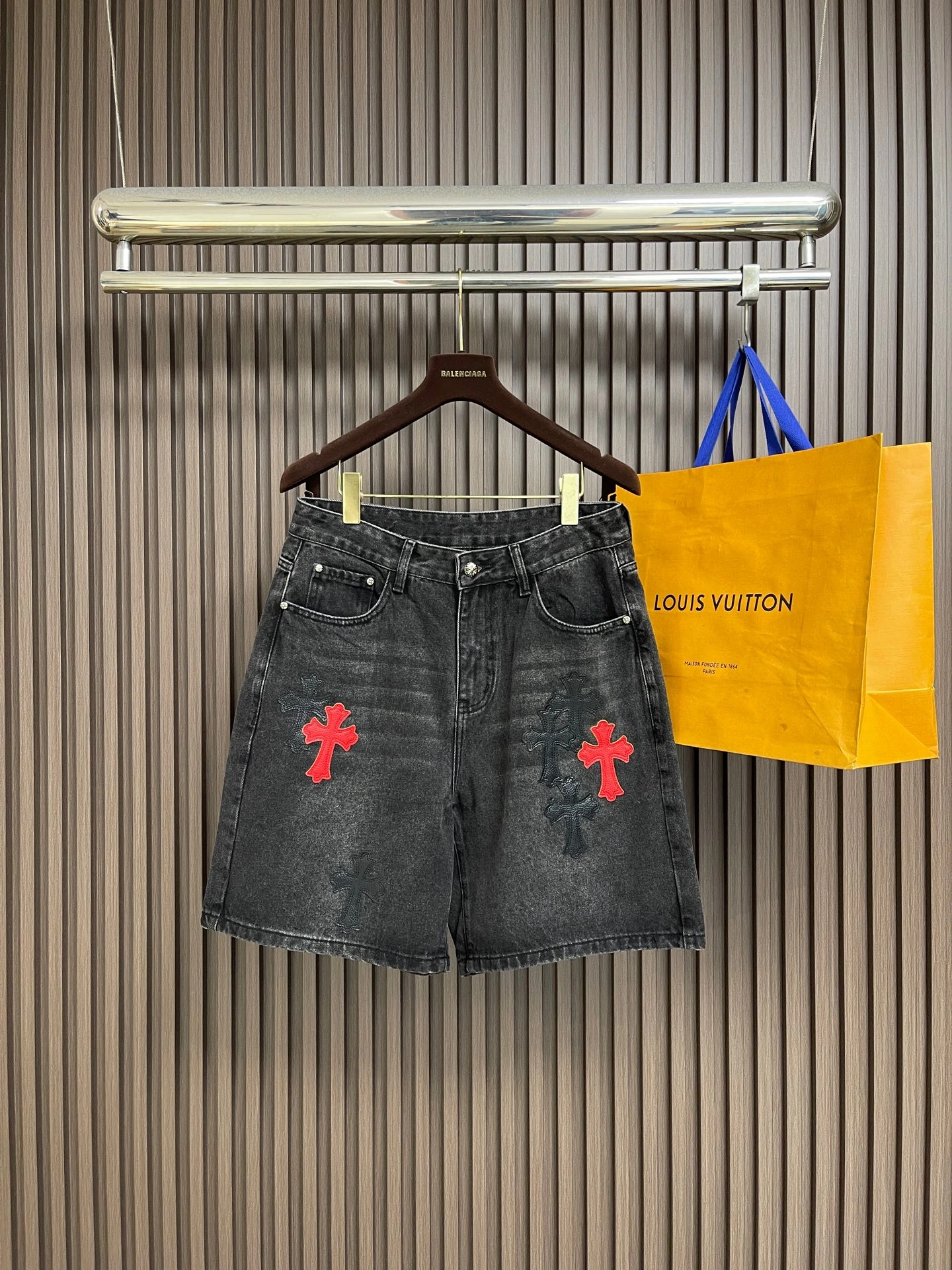 Chrome Hearts(クロムハーツ) ショートパンツ。素材:レザー・デニム。仕様:クロスモチーフ・ウォッシュ加工・ジップ。サイズ:M-3XL