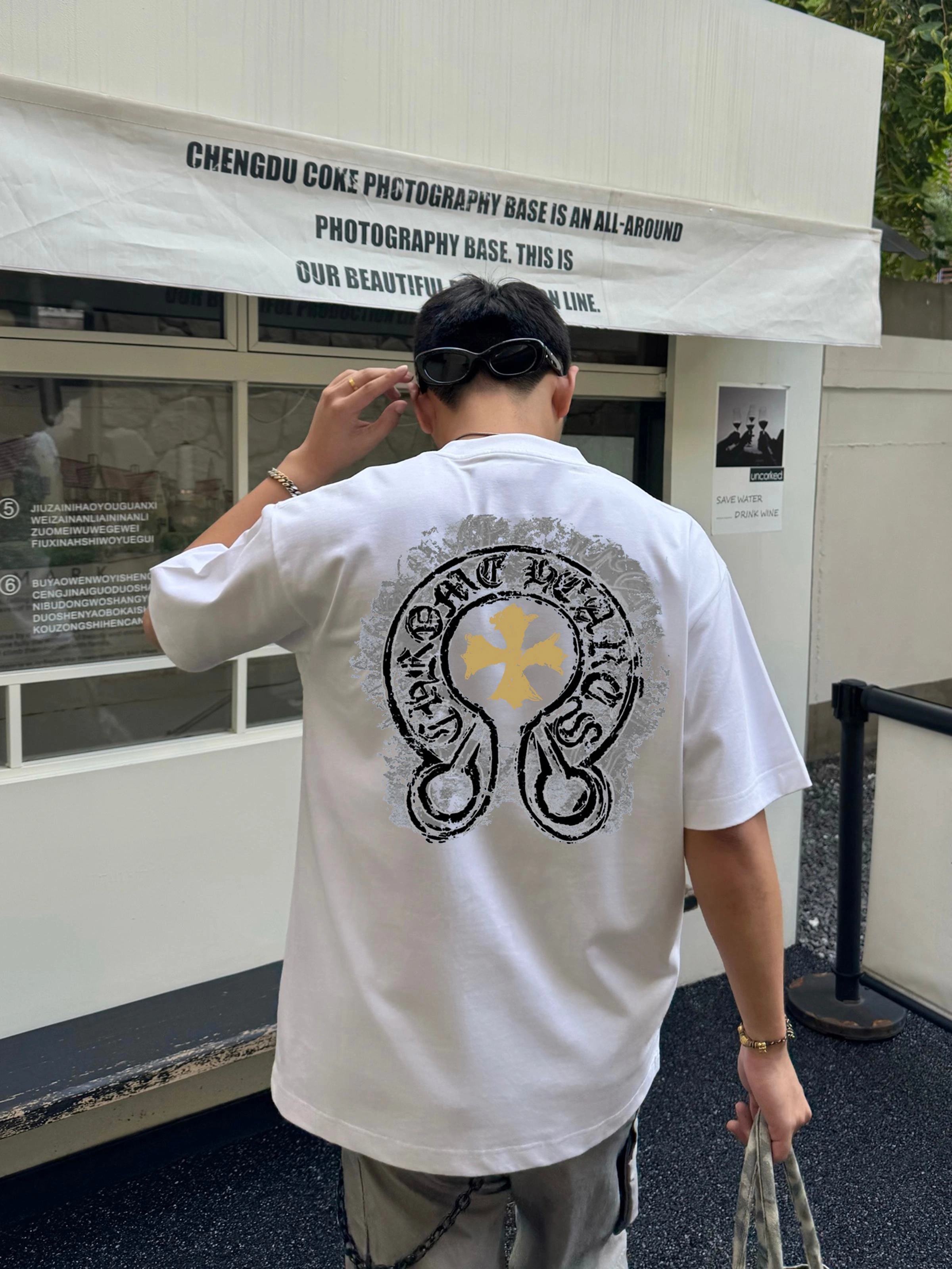 Chrome Hearts(クロムハーツ) Tシャツ。シーズン/対象:2026・春夏・メンズ。素材:コットン。仕様:プリント・クルーネック・リラックスフィット・ロゴ。カラー:ホワイト・ブラック。サイズ:S-XXL。ポイント:オリジナル仕様