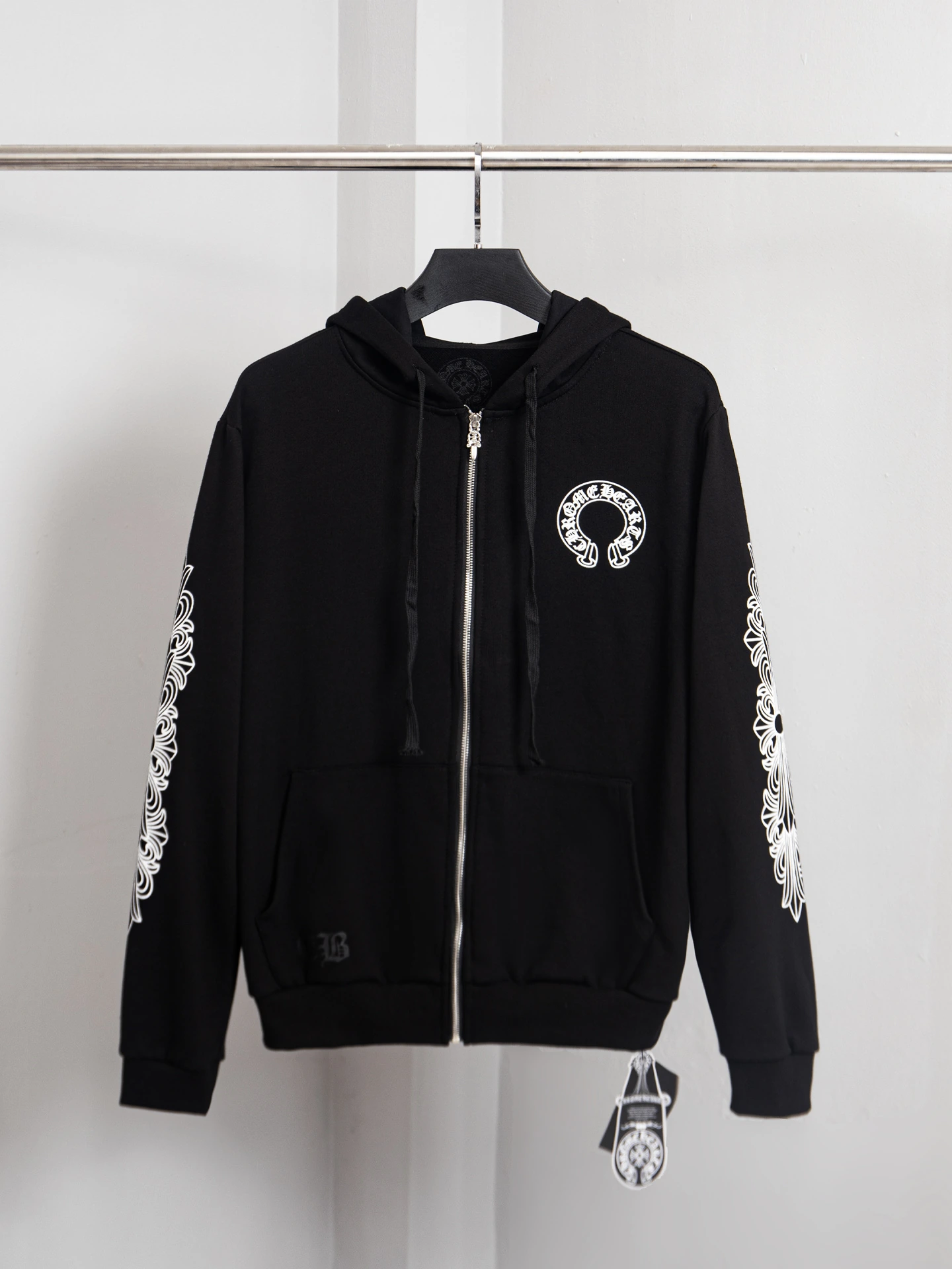 Chrome Hearts(クロムハーツ) アウター。品番:PJ0286。シーズン/対象:秋冬。仕様:ホースシューモチーフ・プリント・ウォッシュ加工・フード付き。カラー:ホワイト・ブラック。サイズ:S/M/L/XL。ポイント:オリジナル仕様