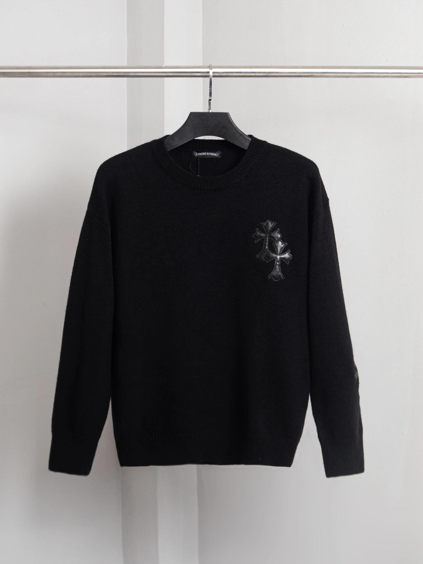 Chrome Hearts(クロムハーツ) ニット。品番:PJ0284。シーズン/対象:秋冬。仕様:クロスモチーフ・ウォッシュ加工・クルーネック。カラー:ホワイト・ブラック。サイズ:S/M/L/XL。ポイント:オリジナル仕様