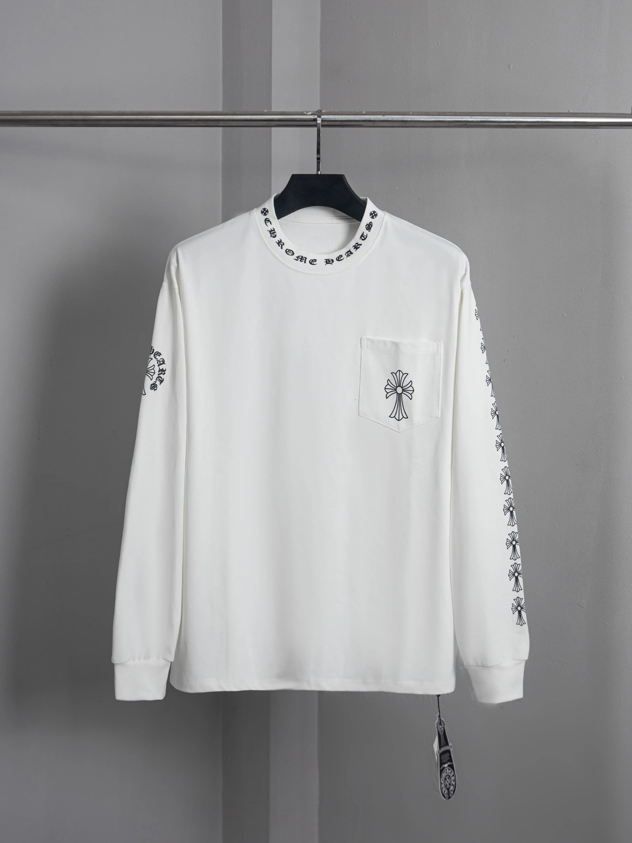 Chrome Hearts(クロムハーツ) ロングスリーブトップス。品番:PJ0260。シーズン/対象:秋冬。仕様:ホースシューモチーフ・プリント・ウォッシュ加工・クルーネック。カラー:ホワイト・ブラック。サイズ:S/M/L/XL。ポイント:オリジナル仕様