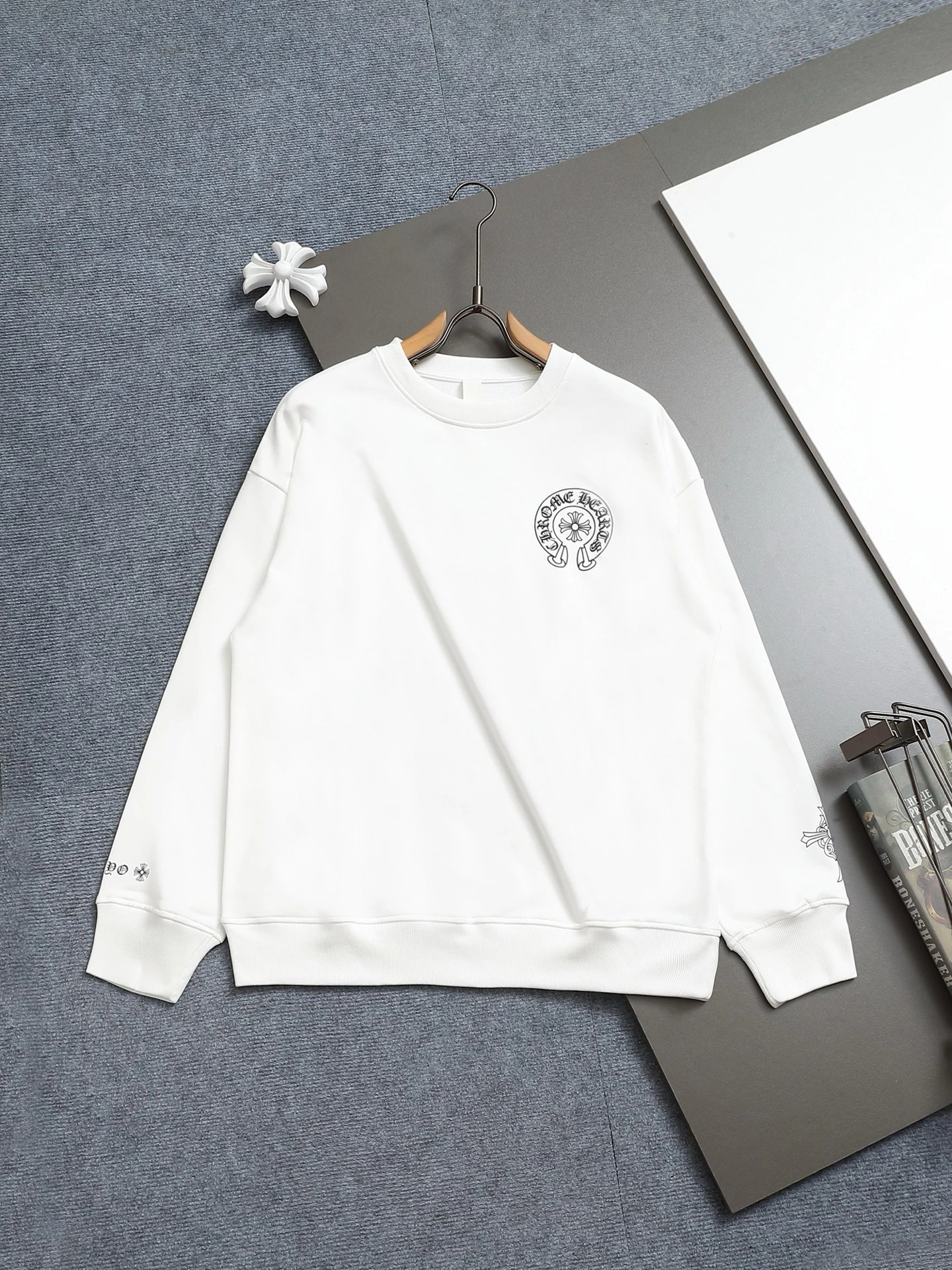 Chrome Hearts(クロムハーツ) スウェット。シーズン/対象:ユニセックス。仕様:クロスモチーフ・ホースシューモチーフ・プリント・クルーネック・リラックスフィット・ロゴ。カラー:ホワイト・ブラック。サイズ:XS-L