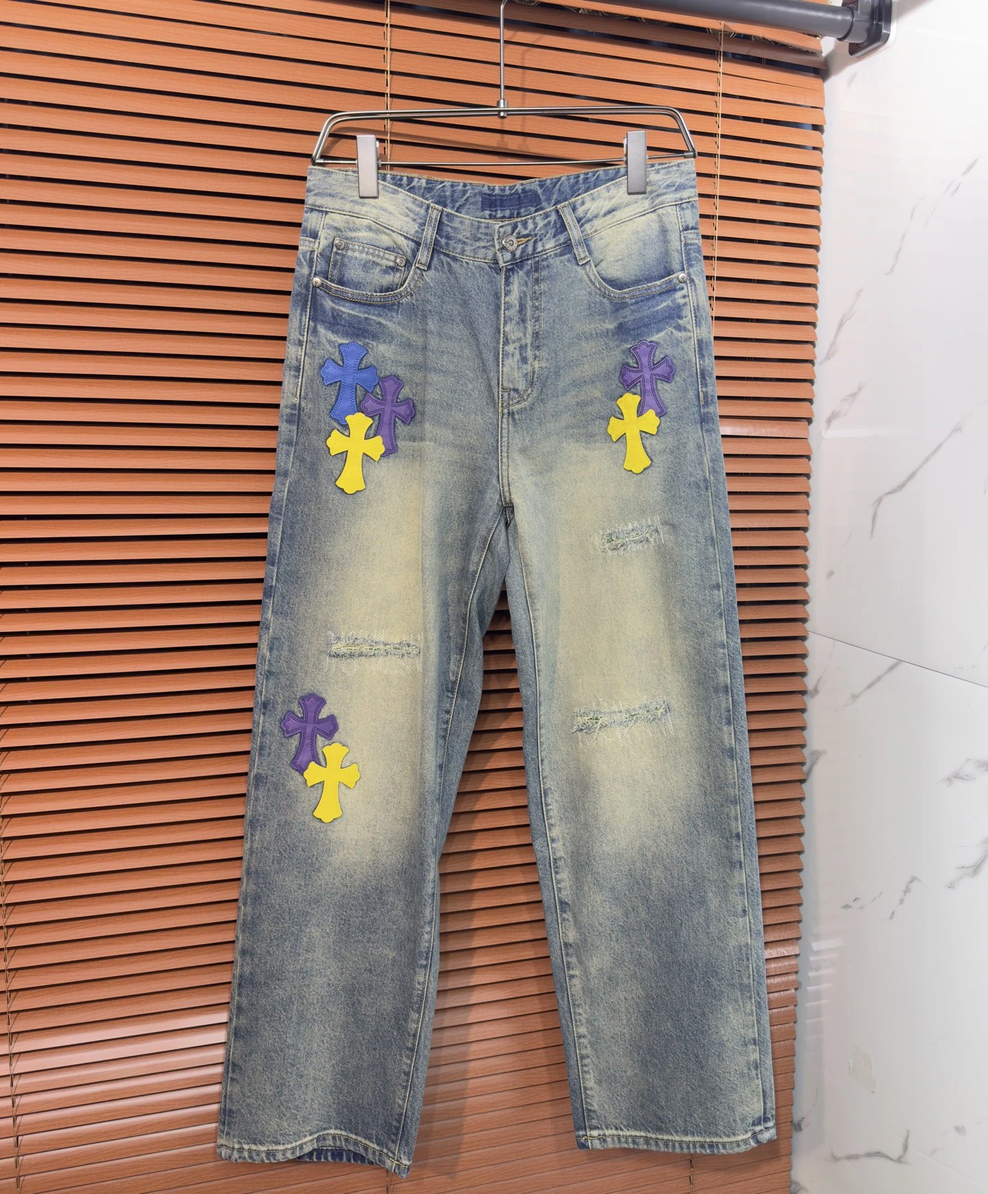 Chrome Hearts(クロムハーツ) デニムパンツ。シーズン/対象:2026。素材:デニム。仕様:ウォッシュ加工。サイズ:29-40