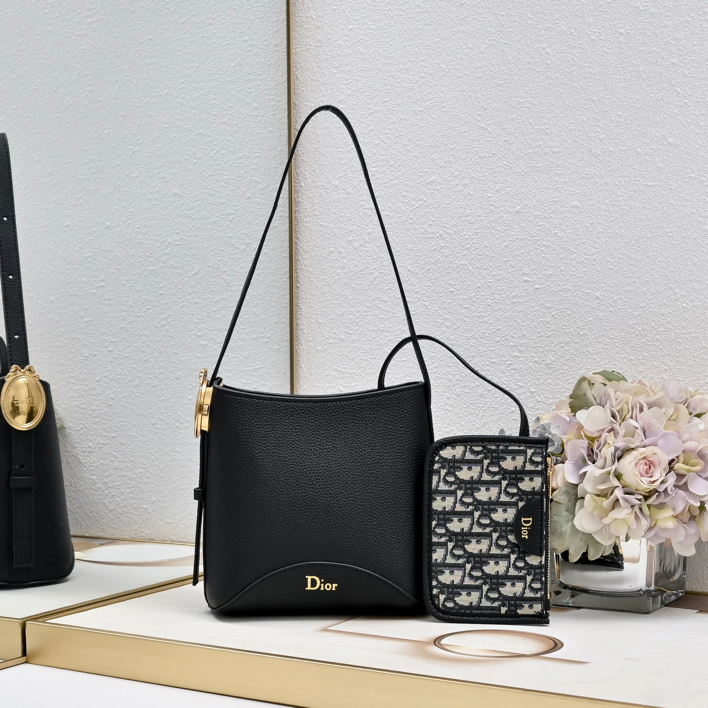 スモールサイズ ディオールDior 牛革バケットバッグ(スモール)、Dior メダリオン バケットバッグ_ この Dior メダリオン バケットバッグは、柔らかくスタイリッシュなシルエットが特徴です。ミディアムサイズは、取り外し可能なファスナー付きポケットをあしらい、Dior メダリオン ロゴのディテールが施された調節可能なレザーショルダーストラップを組み合