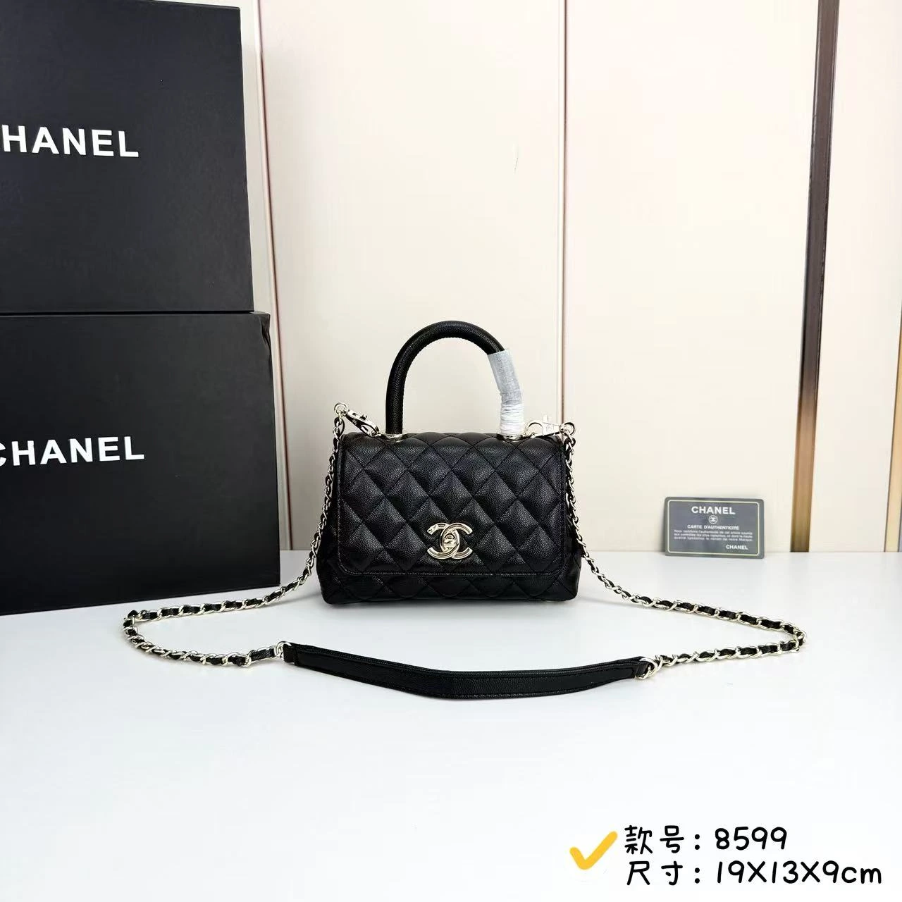 シャネル 24K ココハンドルシリーズ🎉 スモールサイズは、手持ち、持ち歩き、クロスボディのどれでも使い勝手が抜群です😚 容量もほどよく、実用的で、私のように外出時に持ち物が少ない女性には本当にぴったりです!👌 ココハンドルもシャネルの人気定番モデルの一つです💯 私は、この上品でエレガント、かつ気品を感じさせるスタイルが大好きです。カジュアルにも仕事にもぴっ