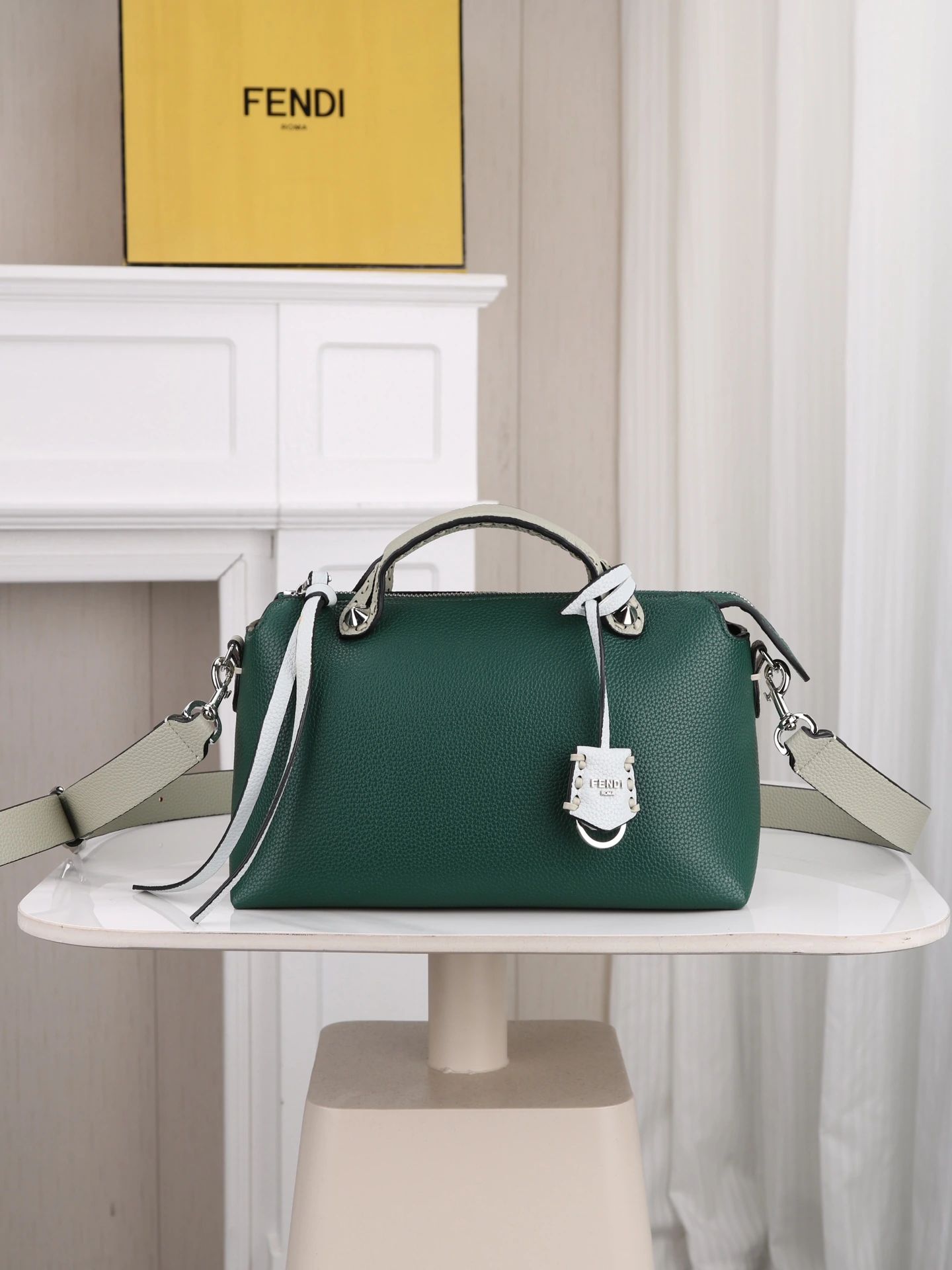 モデル番号1119 FENDI^ 新品のボストンバッグ~ クラシックなモノグラム柄の生地とカーフレザーを組み合わせ、ダブルハンドルとチャーム付き。長さ調節・取り外し可能なショルダーストラップ、上部ファスナー開閉式。ファスナー付き仕切りにより、内側に2つのコンパートメントと2つのポケットが設けられています。 商品番号: サイズ:28/12/18cm88f