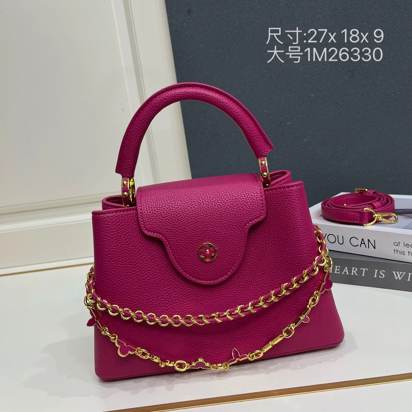 ラージサイズ。この LV 「ミラージュ」エディションの「カプシーヌ ナノ」ハンドバッグは、「エクセプショナルズ」コレクションに属し、サテン仕上げのタウリヨン牛革を使用しており、ディナーパーティーに最適な一品です。モノグラム・フラワーがクリスタルのようなきらめきを放ち、メタル製の LV の文字がさらに華やかさを添えています。内側にはポケットと鏡が備わり、多彩な