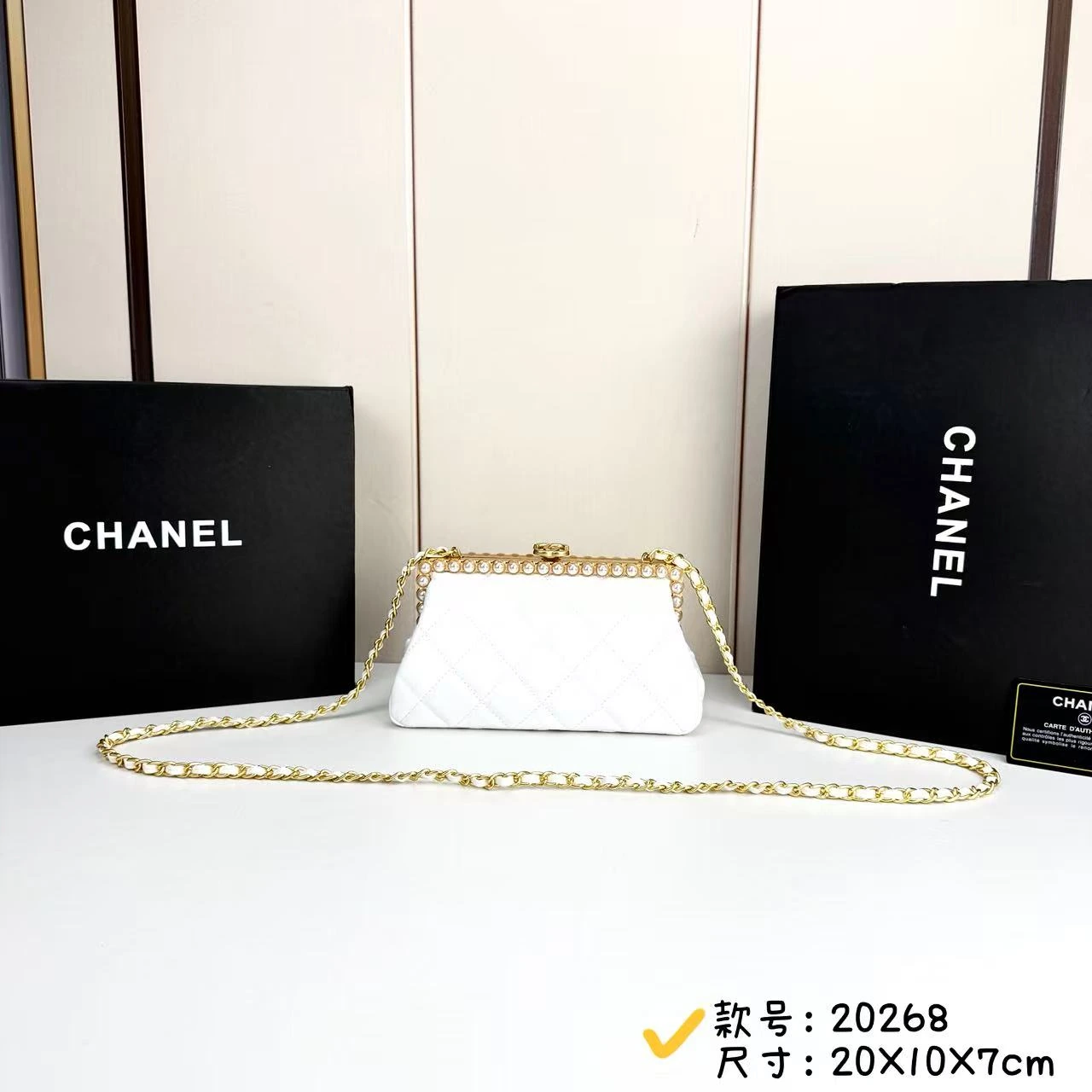 CHANEL26早春パール・イブニングバッグ クロスボディバッグ 彼女を私の「心の支えとなる真珠」にしよう✔CHANEL26早春パール・イブニングバッグ。昼は裕福な令嬢のような雰囲気、夜は街を席巻するアイテム。こんな多彩なコーディネートが楽しめるアイテムを好きにならないわけがない🥰 独特なスタイルは一目見たら忘れられないわ～～エレガントなゴールドトーンにゴー