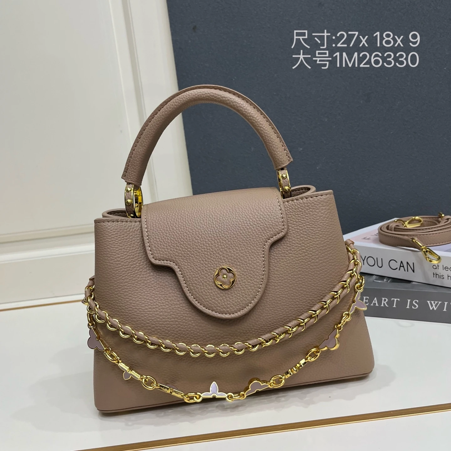 ラージサイズ。この LV 「ミラージュ」エディションの「カプシーヌ ナノ」ハンドバッグは、「エクセプショナルズ」コレクションに属し、サテン仕上げのタウリヨン牛革を使用しており、ディナーパーティーに最適な一品です。モノグラム・フラワーがクリスタルのようなきらめきを放ち、メタル製の LV の文字がさらに華やかさを添えています。内側にはポケットと鏡が備わり、多彩な