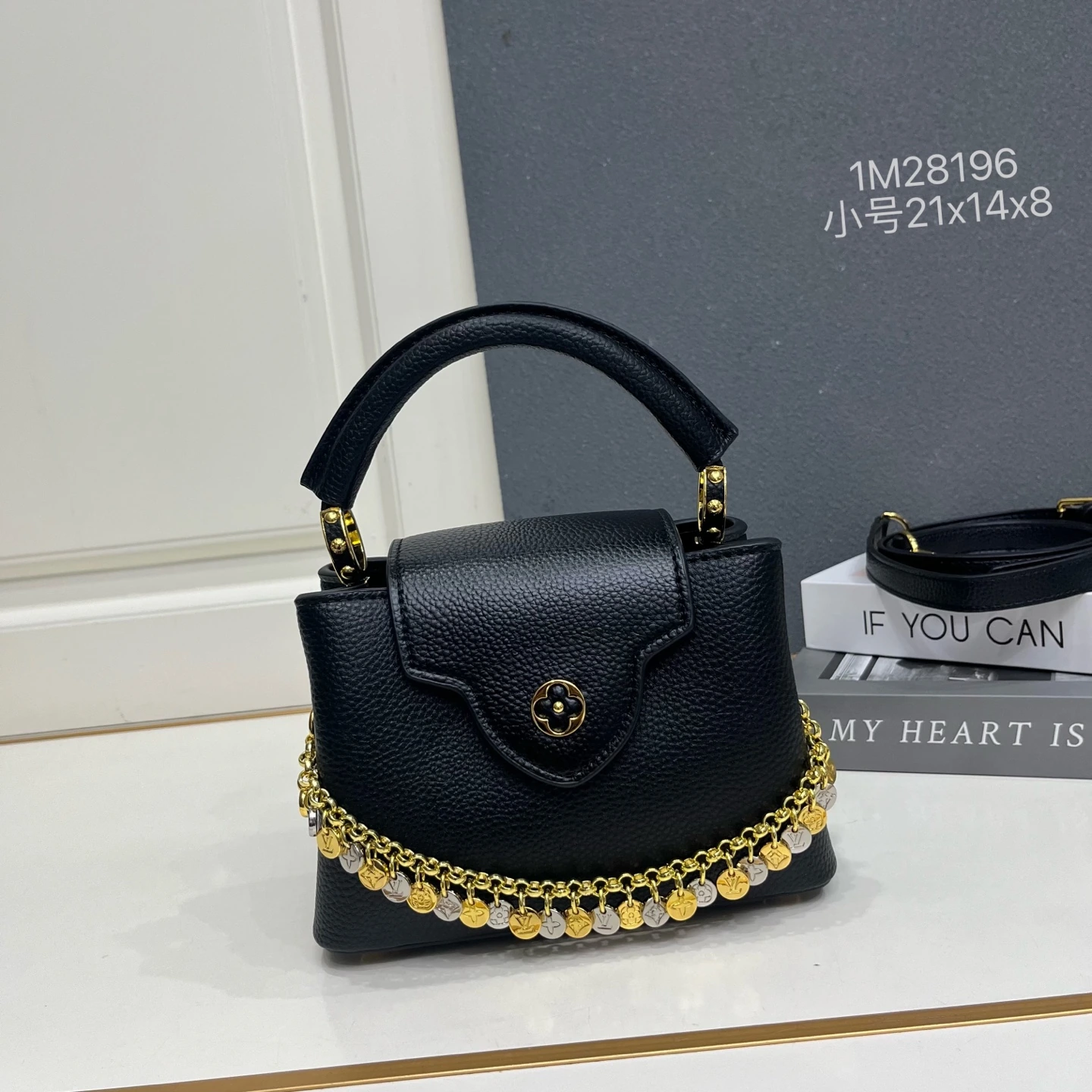 スモールサイズの1M28196「カプシーヌ」ミニバッグは、柔らかな色合いでLV「コンフェッティ」バージョンを表現し、今シーズンのコーディネートに爽やかな雰囲気を添えます。タウリヨン牛革の外装とコントラストカラーの牛革ライニング、艶やかで煌めくメタルが織りなす装飾チェーンが、LVの文字と見事に調和し、内側のポケットには貴重品をしっかりと収納できます。 21 x