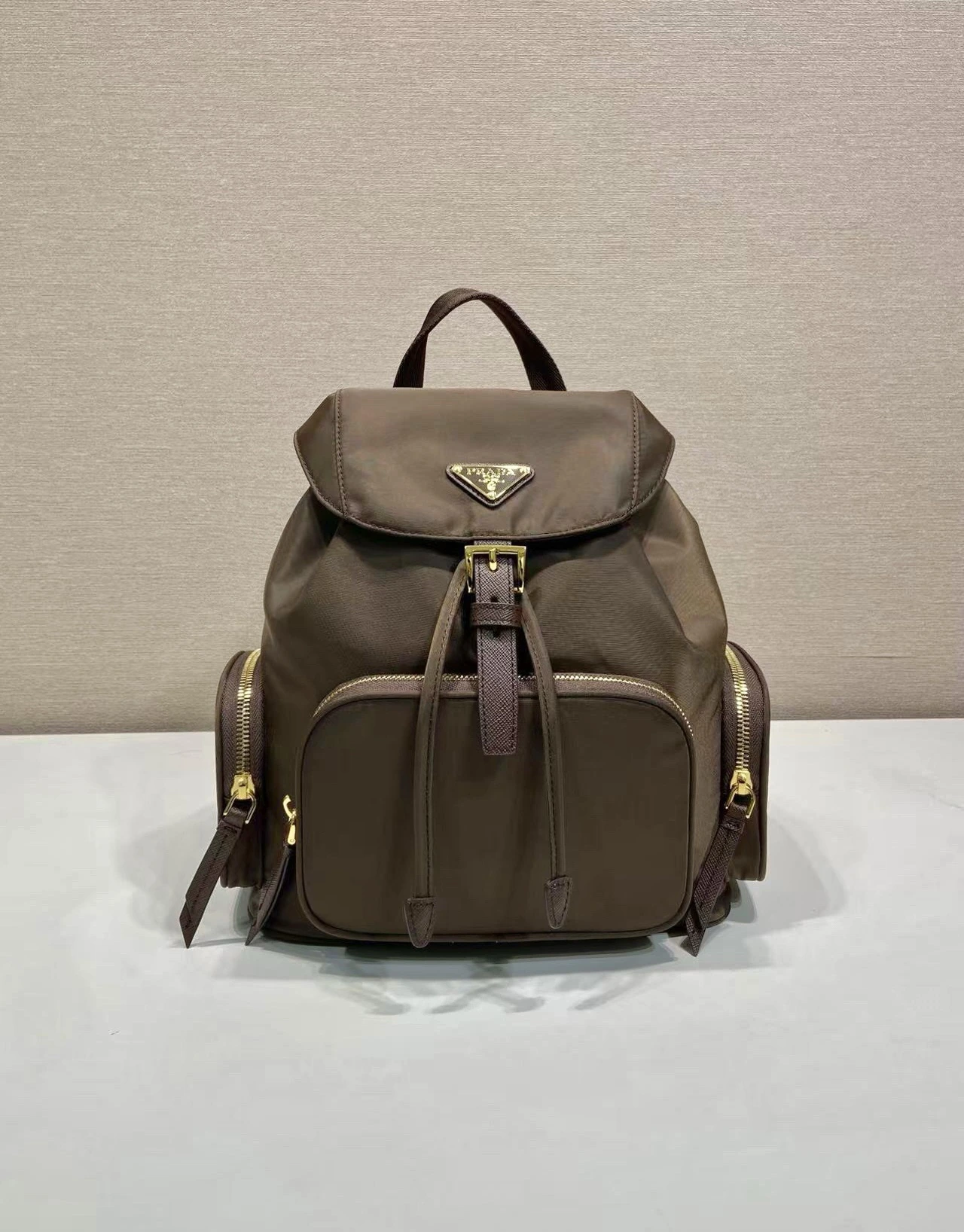ロット番号19420 🎉新商品🎉1BZ081 リュックサック🎉🎉 このリュックサックは輸入ナイロン生地を使用しており、本体には3つのファスナー付きポケットがデザインされています。開口部はフラップとドローコードで開閉し、金具も高品質で、収納力が高く、ポケットも豊富でとても実用的です👍着け心地も抜群です。皆さん、ぜひお早めにお買い求めください。これもまた、いつの