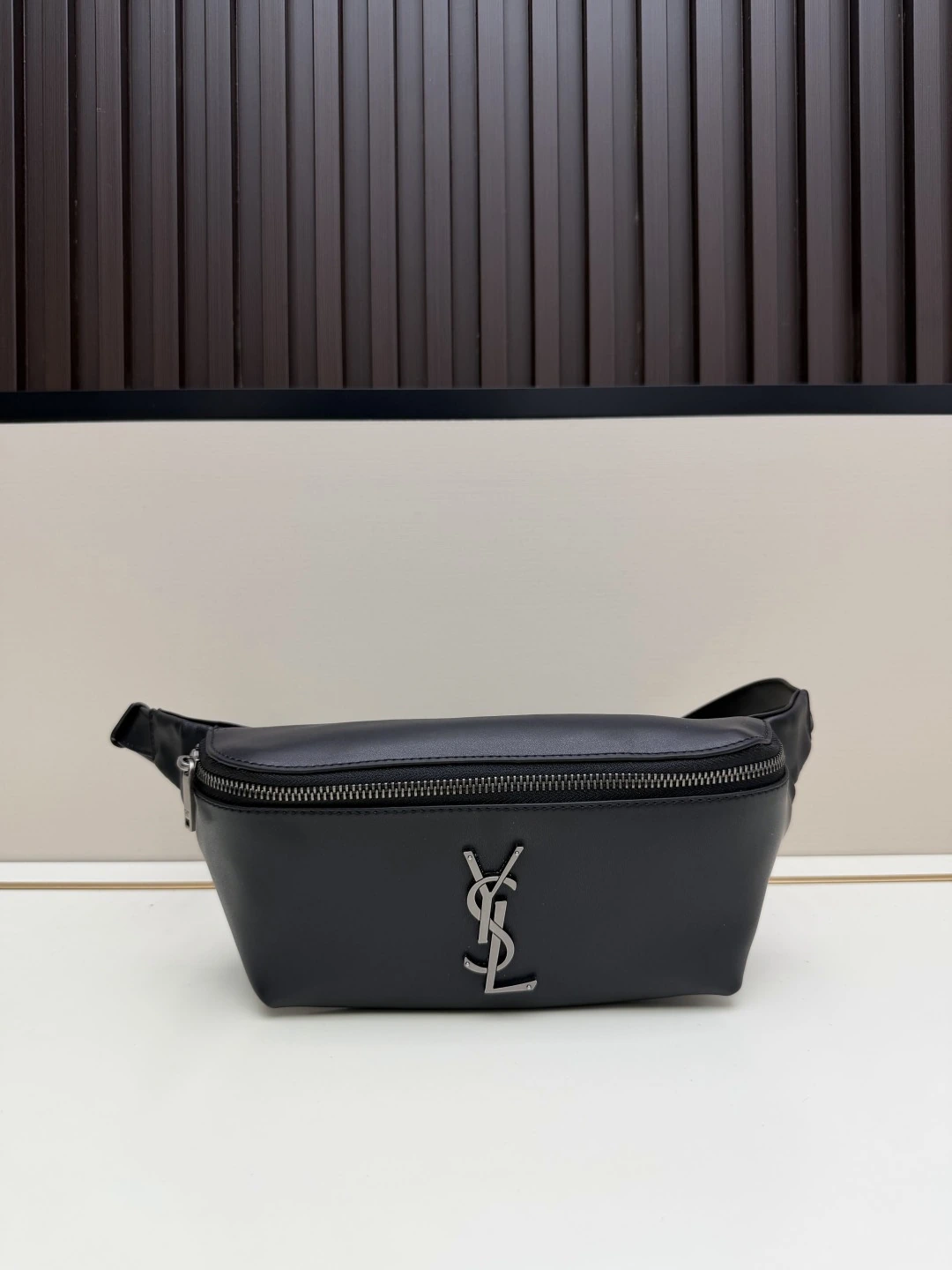 【新商品入荷】Yブランドのブティックから登場した最新ビッグロゴウエストポーチ!高級キャビア調のレザーを使用し、特注の金具を採用した、市場で唯一無二のアイテム!フォルムはクラシックな半円形。レザーのショルダーストラップには調節バックルが付いており、体型を問わずお使いいただけます。また、クロスボディやチェストバッグとしても調整可能で、機能性を高めています!内側に