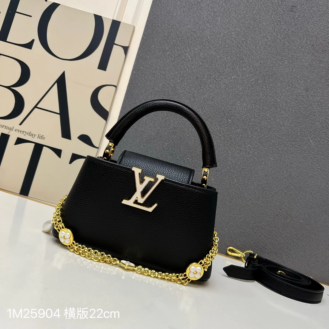 1M25904 カプシーヌ・イーストウェスト ミニバッグは、バロック様式のジュエリーからインスピレーションを得て、チェーンに貝殻をモチーフにしたモノグラムの花柄をあしらい、新シーズンの「デイドリーム」コレクションの活気あふれるスタイルを際立たせています。タウリヨン牛革が繊細なフォルムを形作り、フラップは外側に開くことも、内側に折り込むことも可能です。取り外し