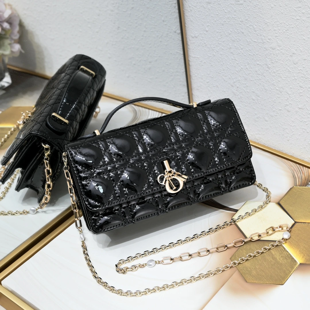 小型 モデル番号:CD-2023 パテントレザー Lady Dior パールクラッチバッグ ❤️❤️ 専用ボックス付き このクラッチバッグは今シーズンの新作で、上部にハンドルが付いており、エレガントかつ実用的で、Lady Dior シリーズのラインナップをさらに充実させます。ラッカーレザーを丁寧に仕立て、ウィローパターンをあしらい、フラップデザインにD.I