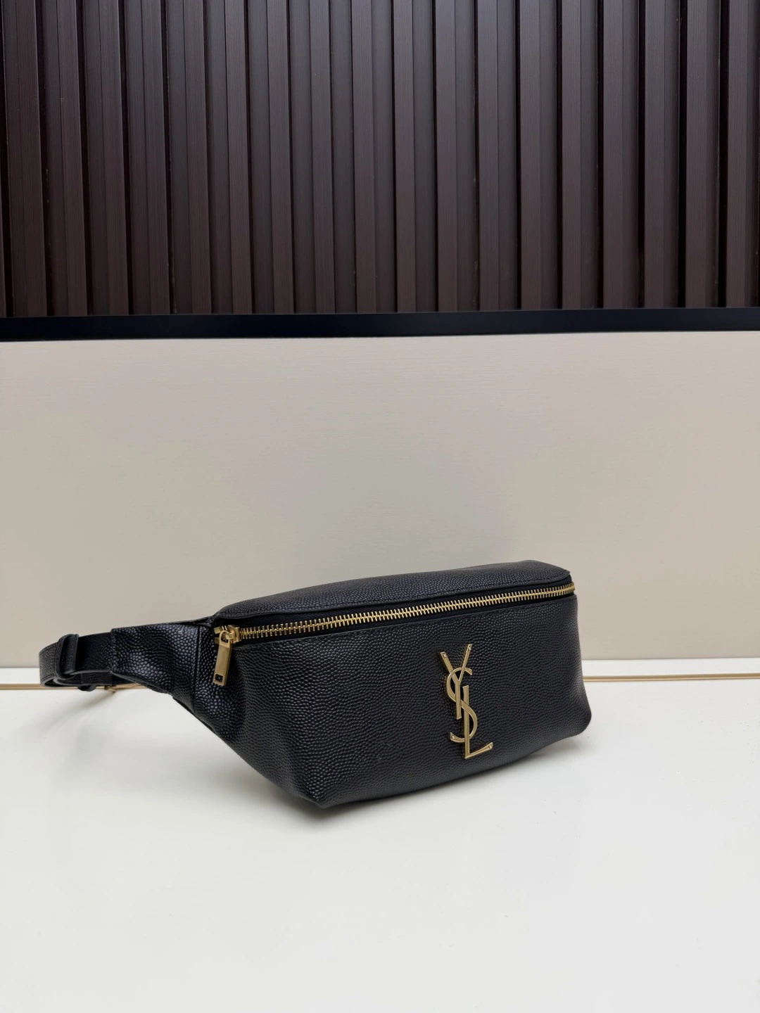 【新商品入荷】Yブランドのブティックから登場した最新ビッグロゴウエストポーチ!高級キャビア調のレザーを使用し、特注の金具を採用した、市場で唯一無二のアイテム!フォルムはクラシックな半円形。レザーのショルダーストラップには調節バックルが付いており、体型を問わずお使いいただけます。また、クロスボディやチェストバッグとしても調整可能で、機能性を高めています!内側に