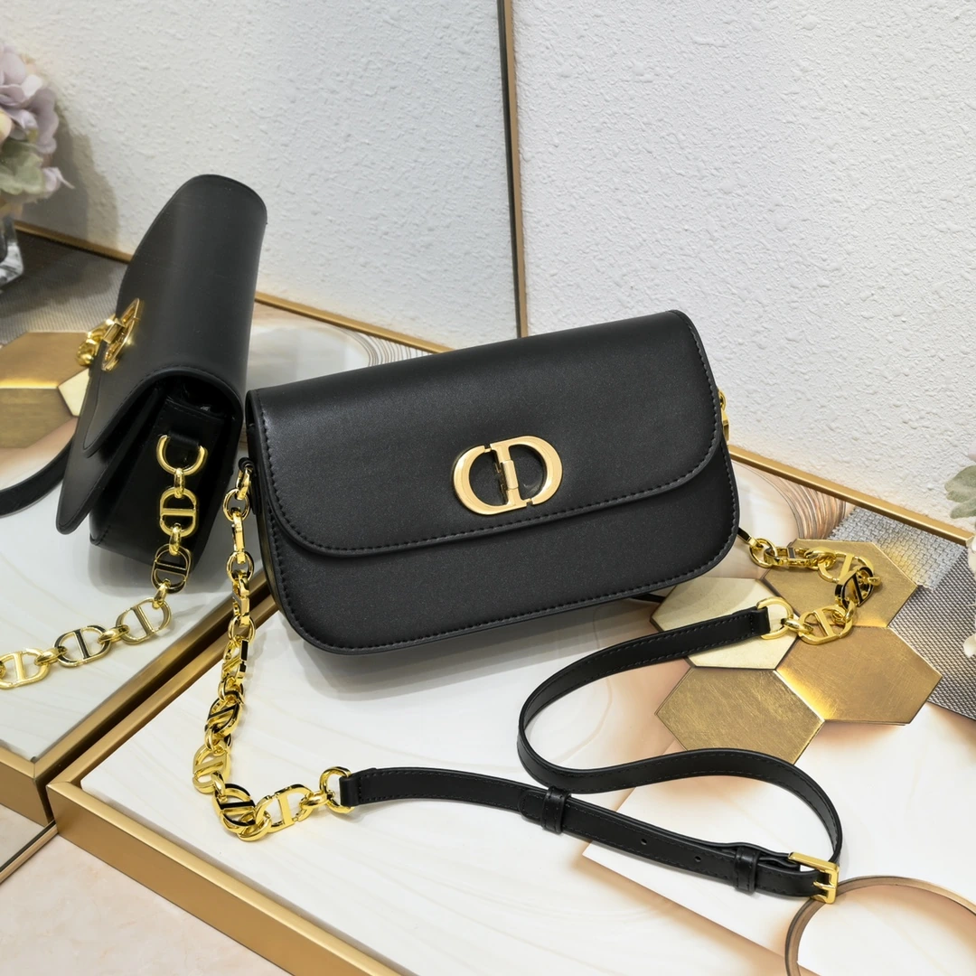 ボックス付き【品質】ディオール 豆腐バッグ Dior BOBBY 新作レトロバッグ。ヴィンテージ風の牛革の風合いと、しっかりとしたバッグ本体。アンティーク加工が施されたロック式金具がレトロ感を高め、摩耗しにくい仕様です。背面には「30 Montaigne」のエンボスロゴ入り。調節可能なCDエナメルコンビネーションチェーンがスタイルを引き立てます! モデル番号