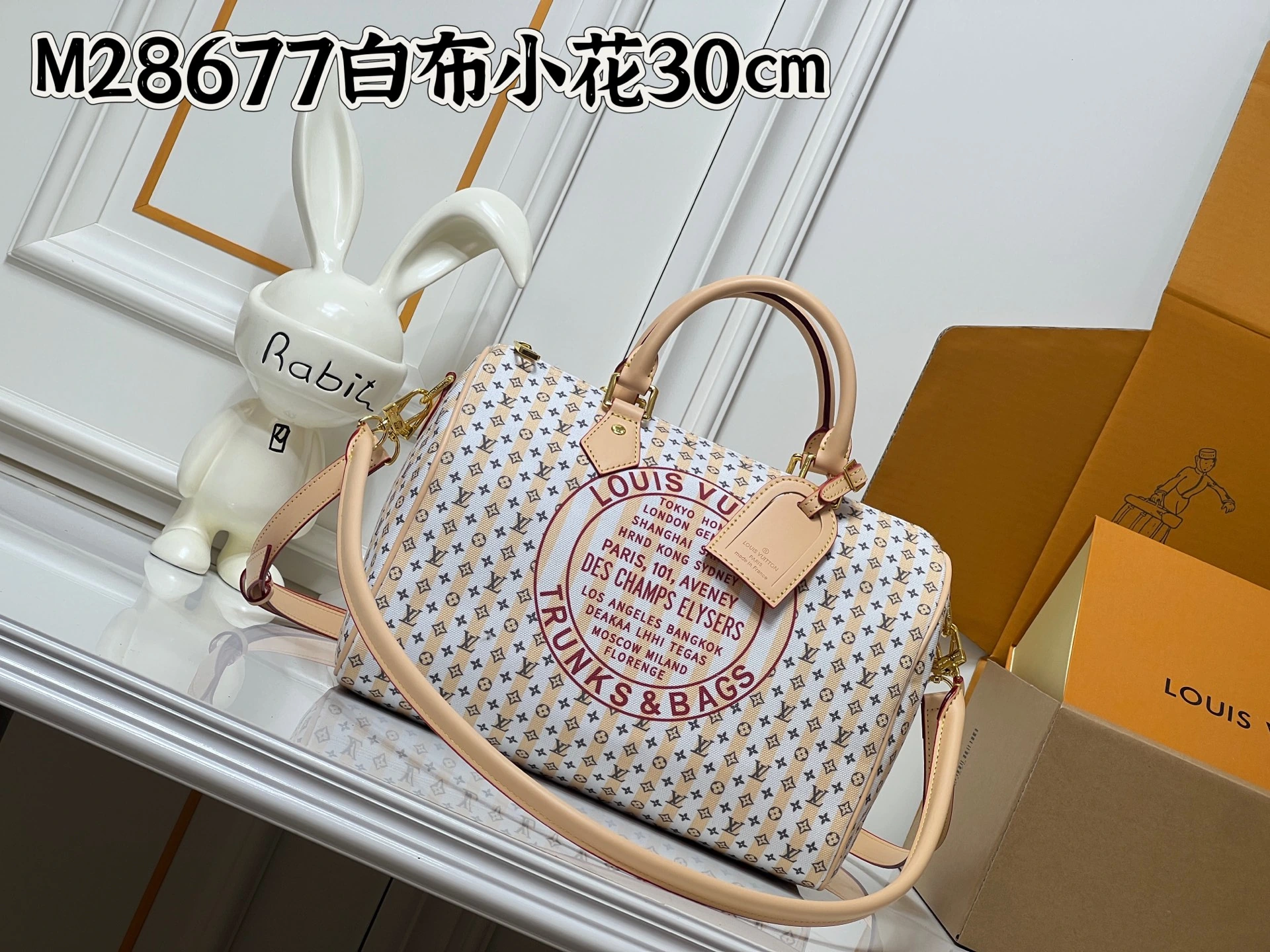 レビュー 💰M28677 M13344 ランウェイモデル。この「スピーディ・ソフト 30」は、LV「Travels With Grace Coddington」コレクションに属し、深みのある色合いの牛革に、ゴールドの金具と遊び心のあるエンボス加工が施されています。取り外し可能なブランドタグには、グレース・コディントンの直筆風文字が刻印されています。サイズ:3