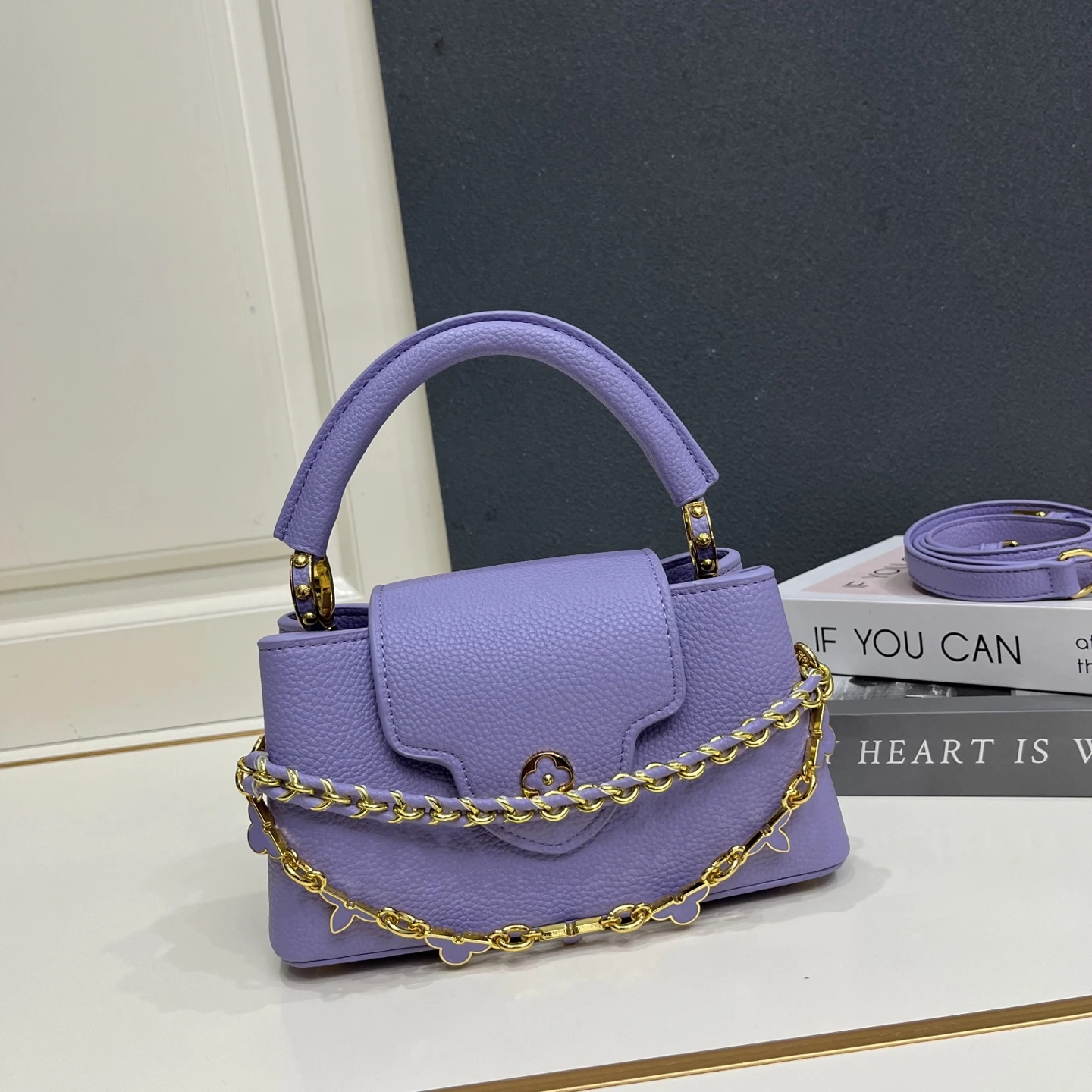スモールサイズ。この LV 「ミラージュ」エディションの「カプシーヌ ナノ」ハンドバッグは、「エクセプショナルズ」コレクションに属し、サテン仕上げのタウリヨン牛革を使用しており、ディナーパーティーに最適な一品です。モノグラムの花柄がクリスタルのような輝きを放ち、メタル製の LV の文字がさらに華やかさを添えています。内側にはポケットと鏡が備わり、多彩な持ち方