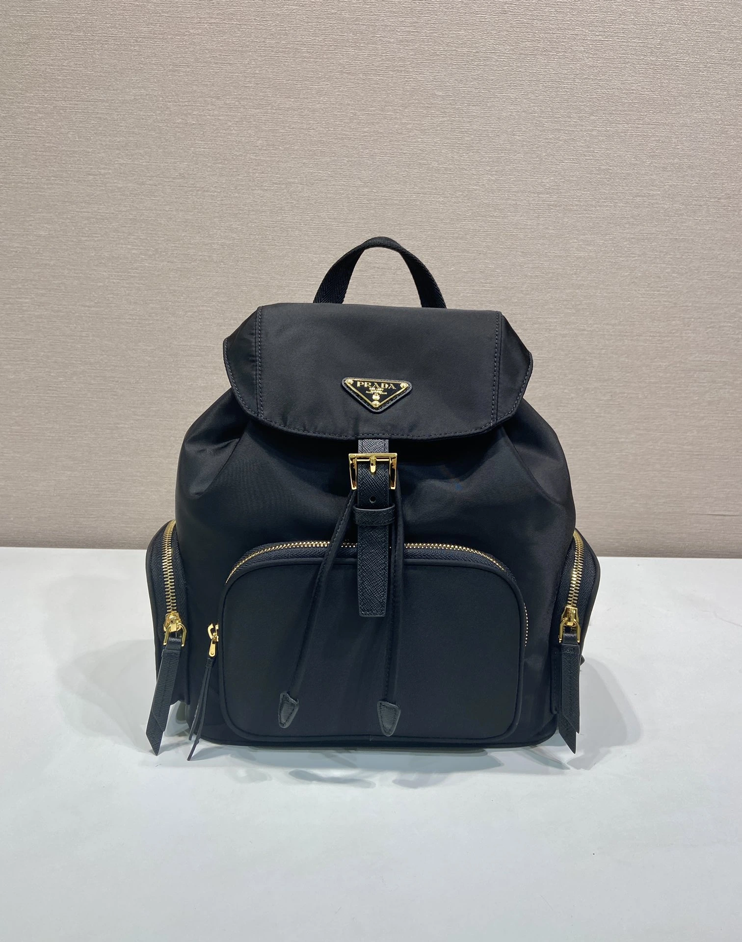 ロット番号19420 🎉新商品🎉1BZ081 リュックサック🎉🎉 このリュックサックは輸入ナイロン生地を使用しており、本体には3つのファスナー付きポケットが設けられています。開口部はフラップとドローコードで開閉し、金具も高品質で、収納力が高く、ポケットも豊富で非常に実用的です👍着け心地も抜群ですので、皆さんぜひお早めにお買い求めください。これもまた、いつの時