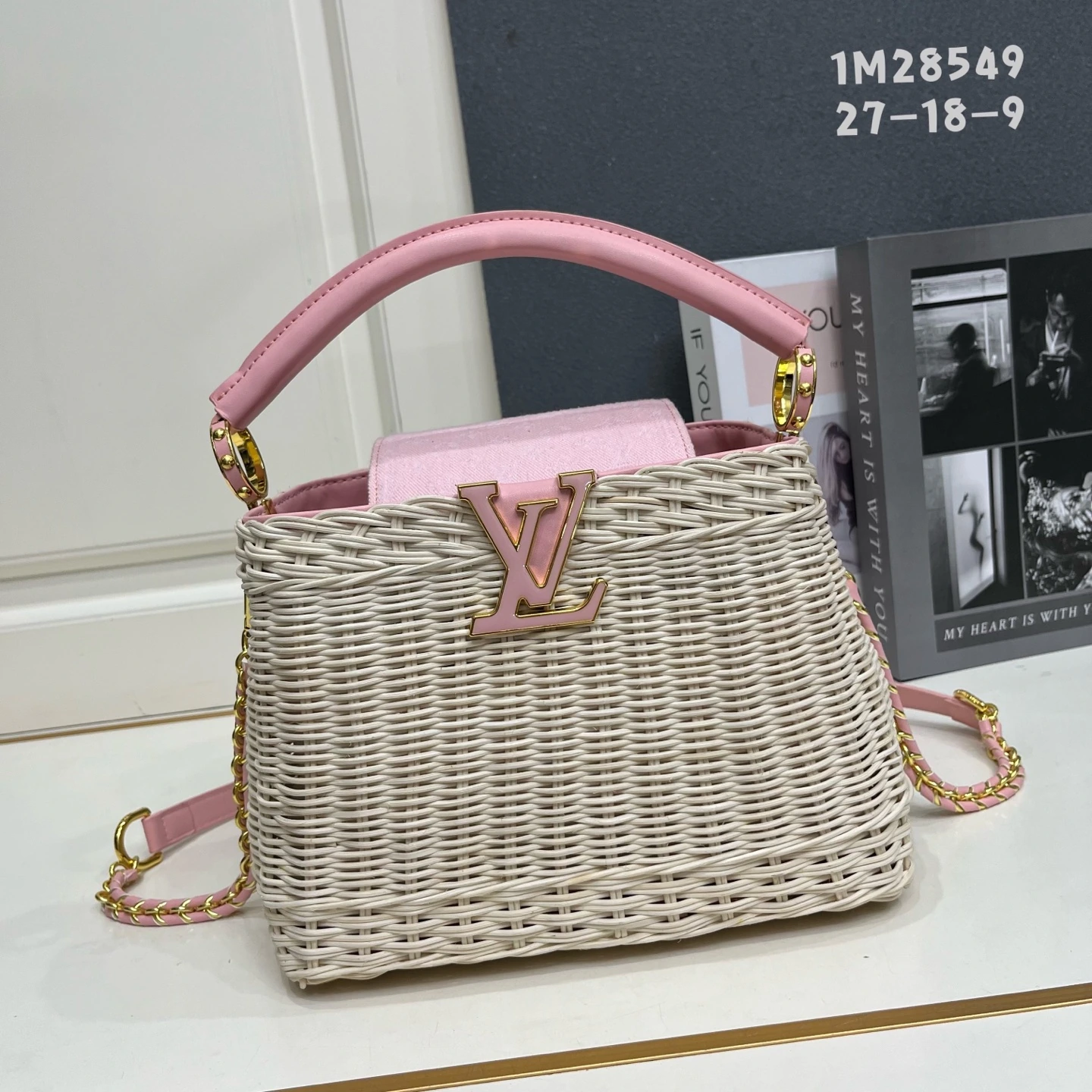 290 この「カプシーヌ」ミニバッグは、「ラタン」コレクションの一品で、フラップ付きのデザインにルイ・ヴィトンのモノグラム柄をあしらい、今シーズンの洗練されたスタイルを演出しています。同系色のレザーで施された「LV」の文字と、エレガントな取り外し可能な編み込みチェーンが、バッグのボディを巧みに彩っています。2通りの持ち方を自由に切り替えられ、フラップを内側に