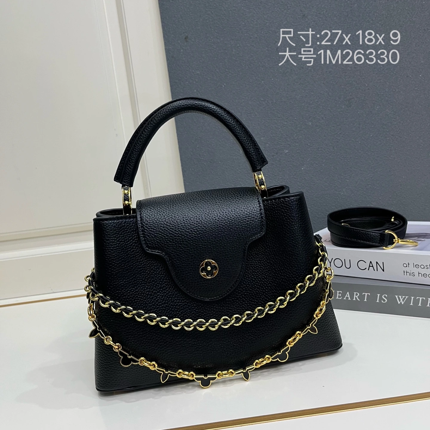ラージサイズ。この LV 「ミラージュ」エディションの「カプシーヌ ナノ」ハンドバッグは、「エクセプショナルズ」コレクションに属し、サテン仕上げのタウリヨン牛革を使用しており、ディナーパーティーに最適な一品です。モノグラム・フラワーがクリスタルのようなきらめきを放ち、メタル製の LV の文字がさらに華やかさを添えています。内側にはポケットと鏡が備わり、多彩な